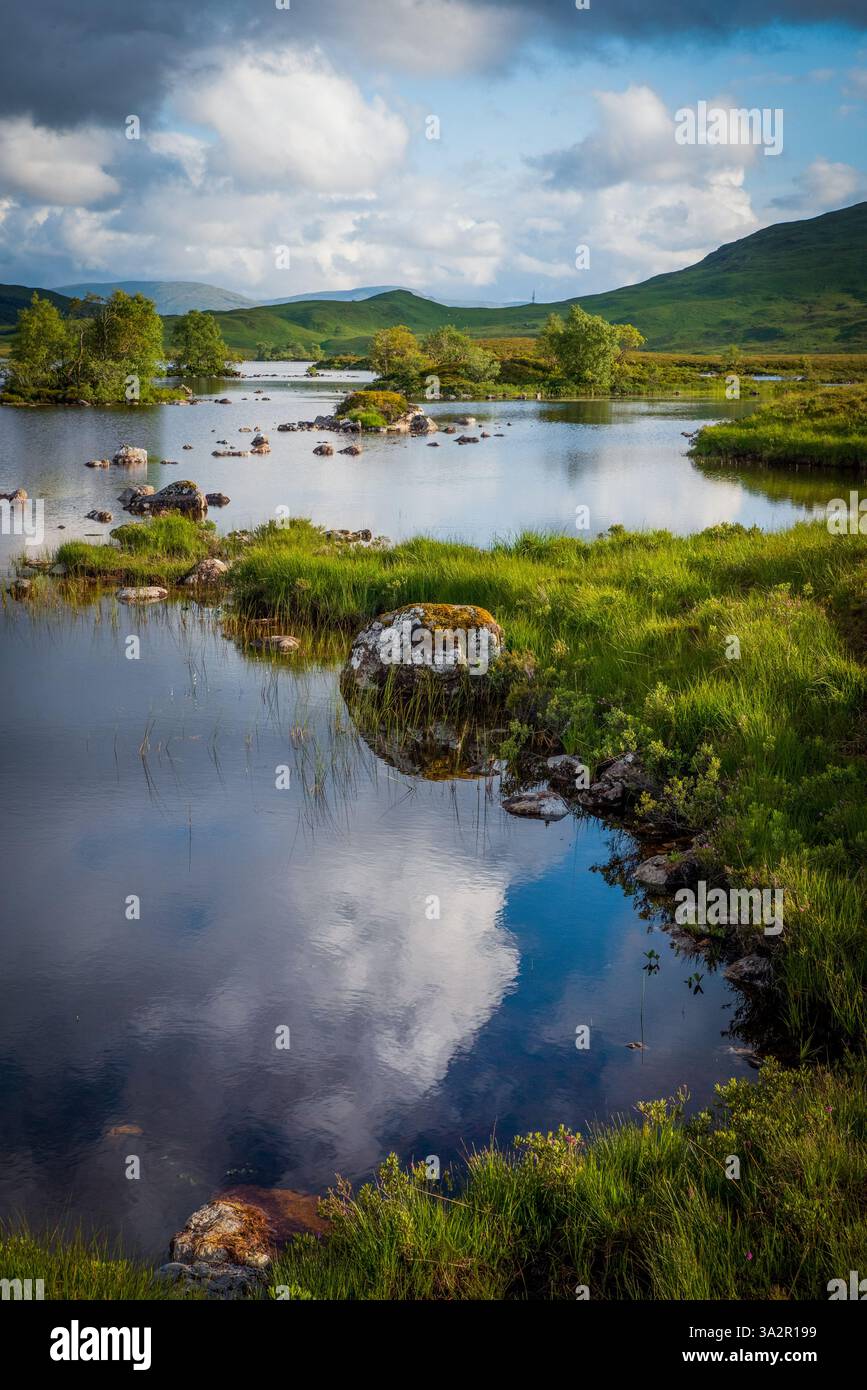 Vista straordinaria del Loch Ba a Glencoe, nel cuore delle Highlands scozzesi Foto Stock