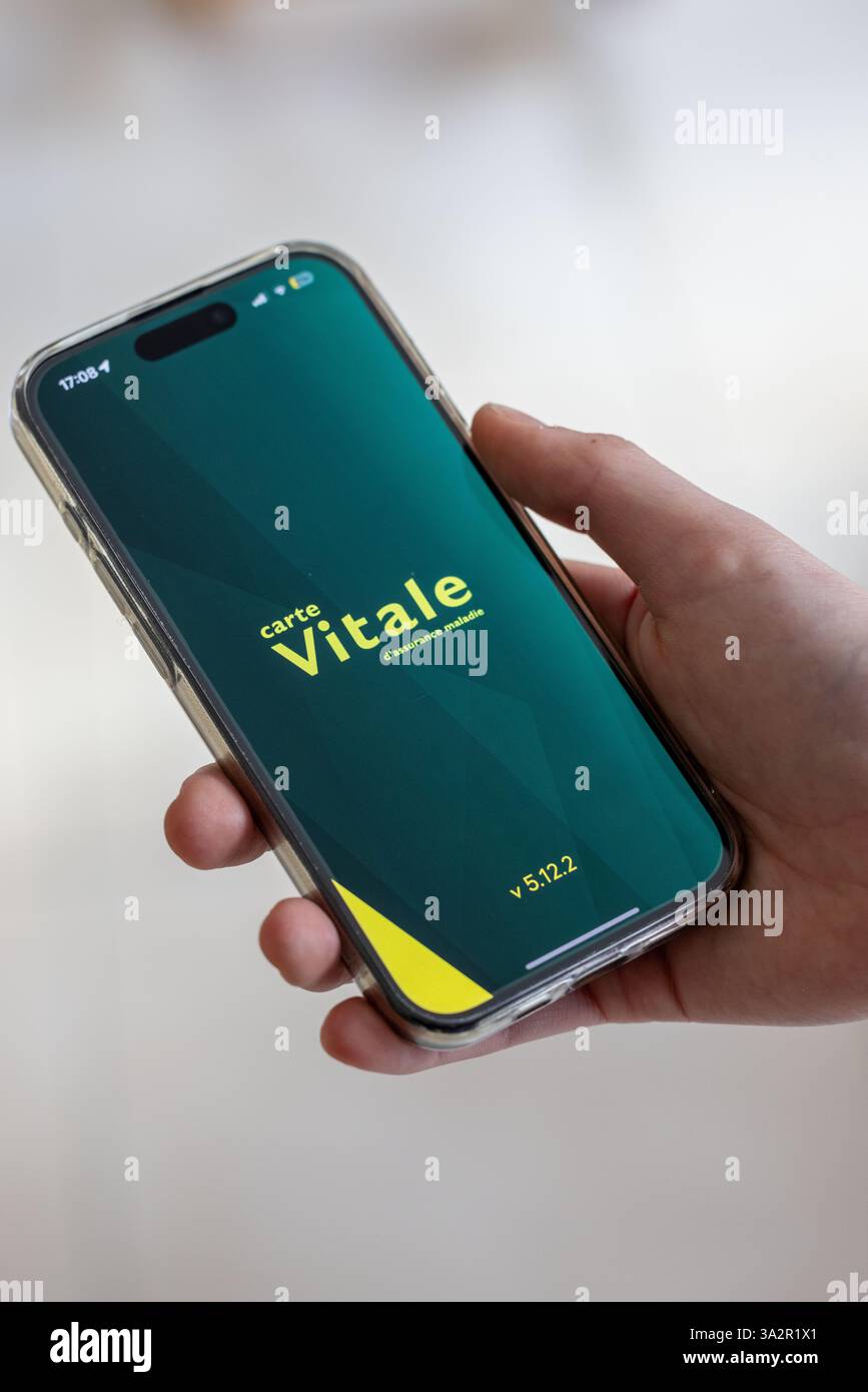 Parigi, Francia - 13 marzo 2025 : vitale card. La scheda vitale è accessibile dallo smartphone dell'assicurato tramite l'app vitale Card Foto Stock