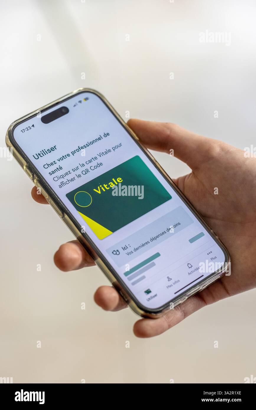 Parigi, Francia - 13 marzo 2025 : vitale card. La scheda vitale è accessibile dallo smartphone dell'assicurato tramite l'app vitale Card Foto Stock