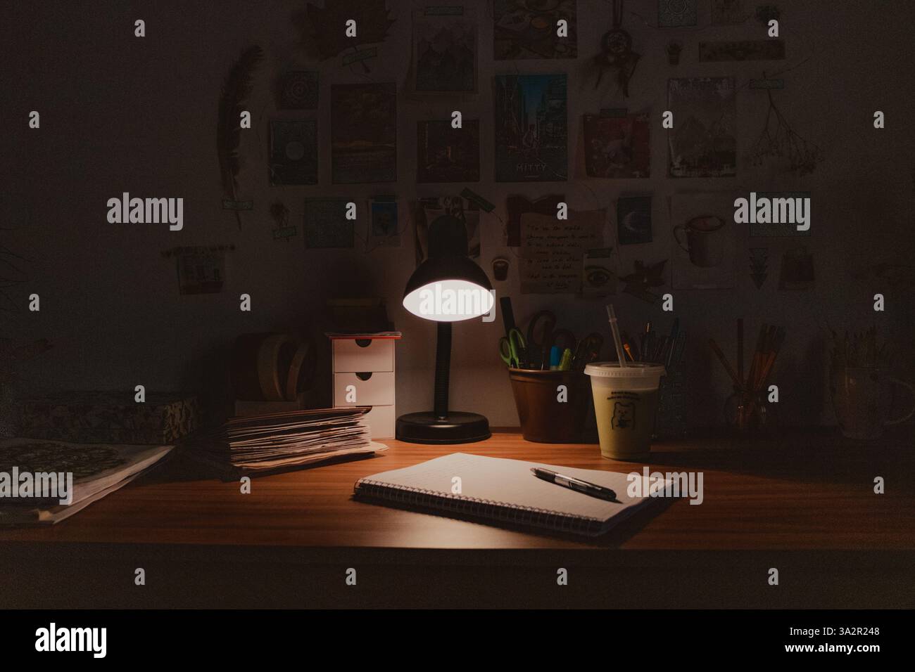 Comoda scrivania con lampada e notebook Foto Stock