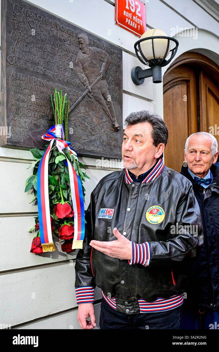 Praga, Repubblica Ceca. 13 marzo 2025. Gustav Bubnik Jr, a sinistra, figlio di un giocatore di hockey condannato, all'evento commemorativo dei giocatori cecoslovacchi, vittime di un processo politico inventato 75 anni fa, Praga, Repubblica Ceca, 13 marzo 2025. A destra c'è il senatore Jan Pirk. Crediti: Vit Simanek/CTK Photo/Alamy Live News Foto Stock