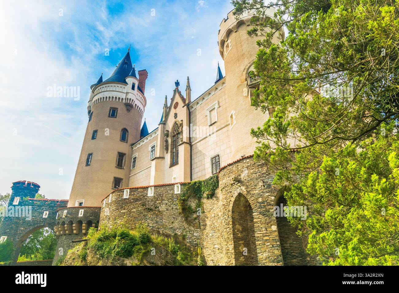 Foto HDR della facciata architettonica del Castello di Zleby, Czechia Foto Stock
