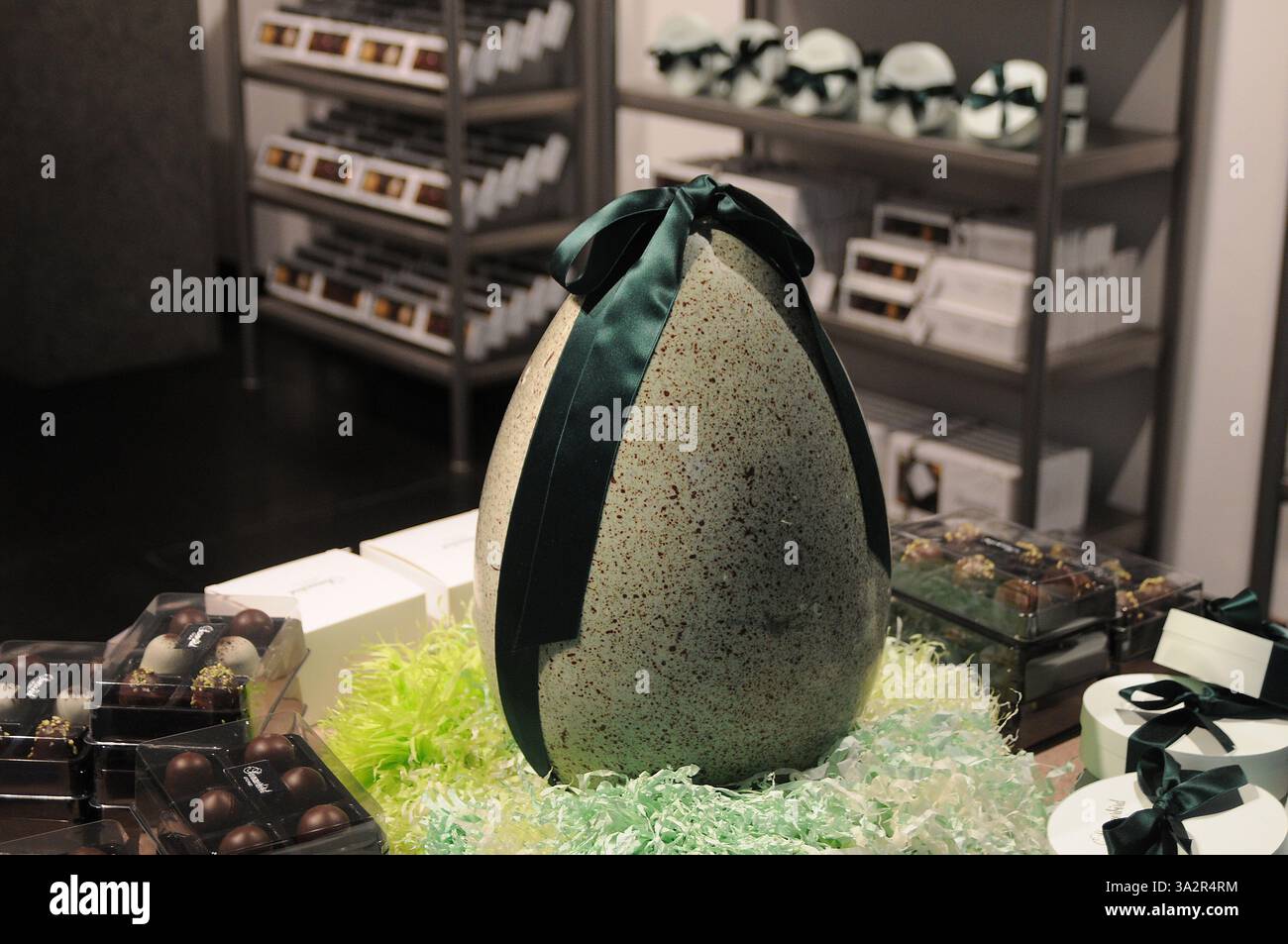 Copenaghen/Danimarca/13 MARZO 2025/enorme modello di uovo di pasqua nella cioccolateria estiva di copenhagen. (Foto. Francis Joseph Dean/Dean Pictures) (non per uso commerciale) Foto Stock