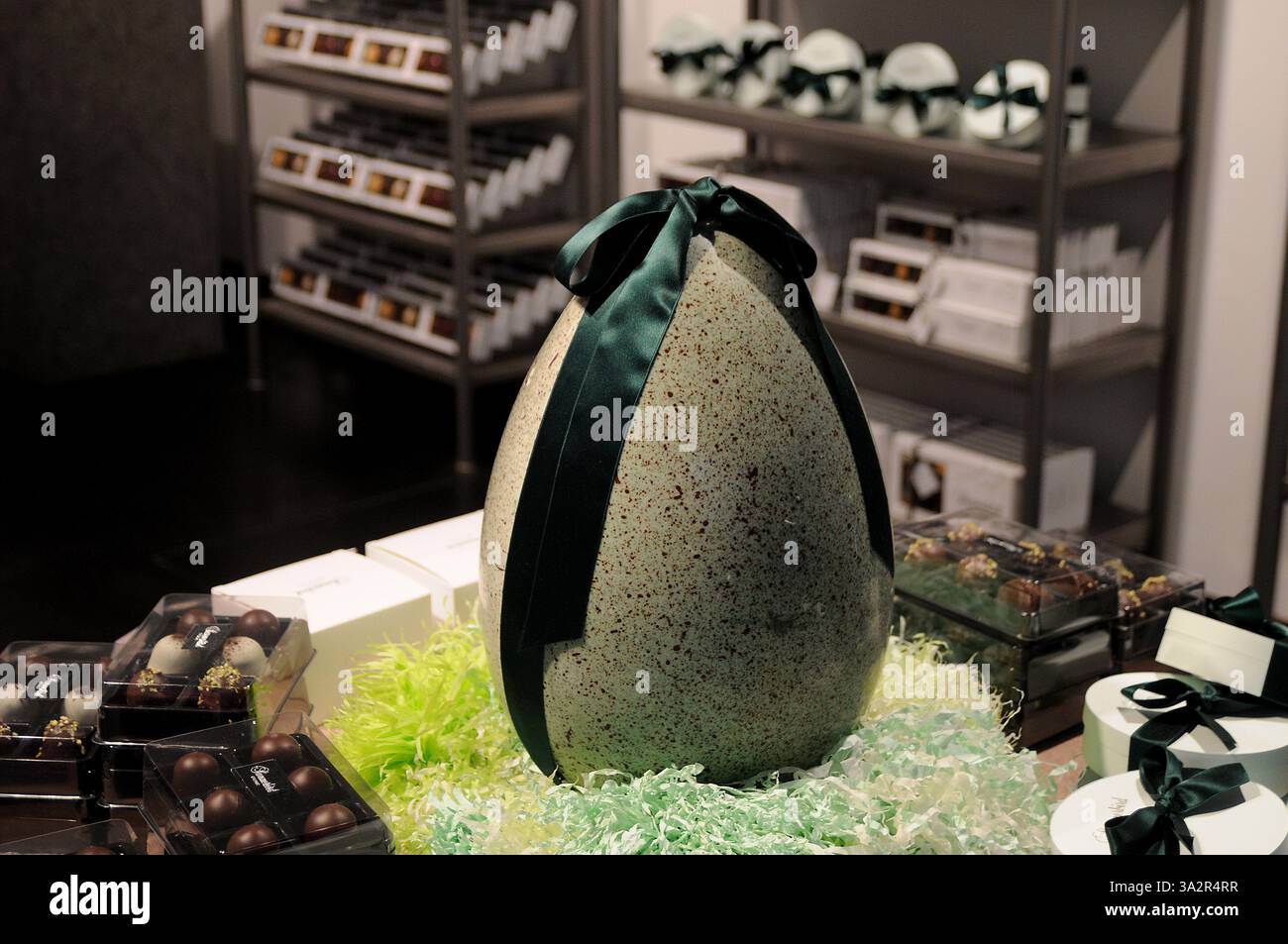 Copenaghen/Danimarca/13 MARZO 2025/enorme modello di uovo di pasqua nella cioccolateria estiva di copenhagen. (Foto. Francis Joseph Dean/Dean Pictures) (non per uso commerciale) Foto Stock