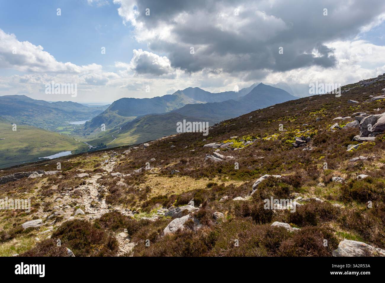 Nuvole che gettano le loro ombre su Yr Wyddfa (Snowdon). Vista dalla gamma Glyderau. Eryri (parco nazionale di Snowdonia) Foto Stock