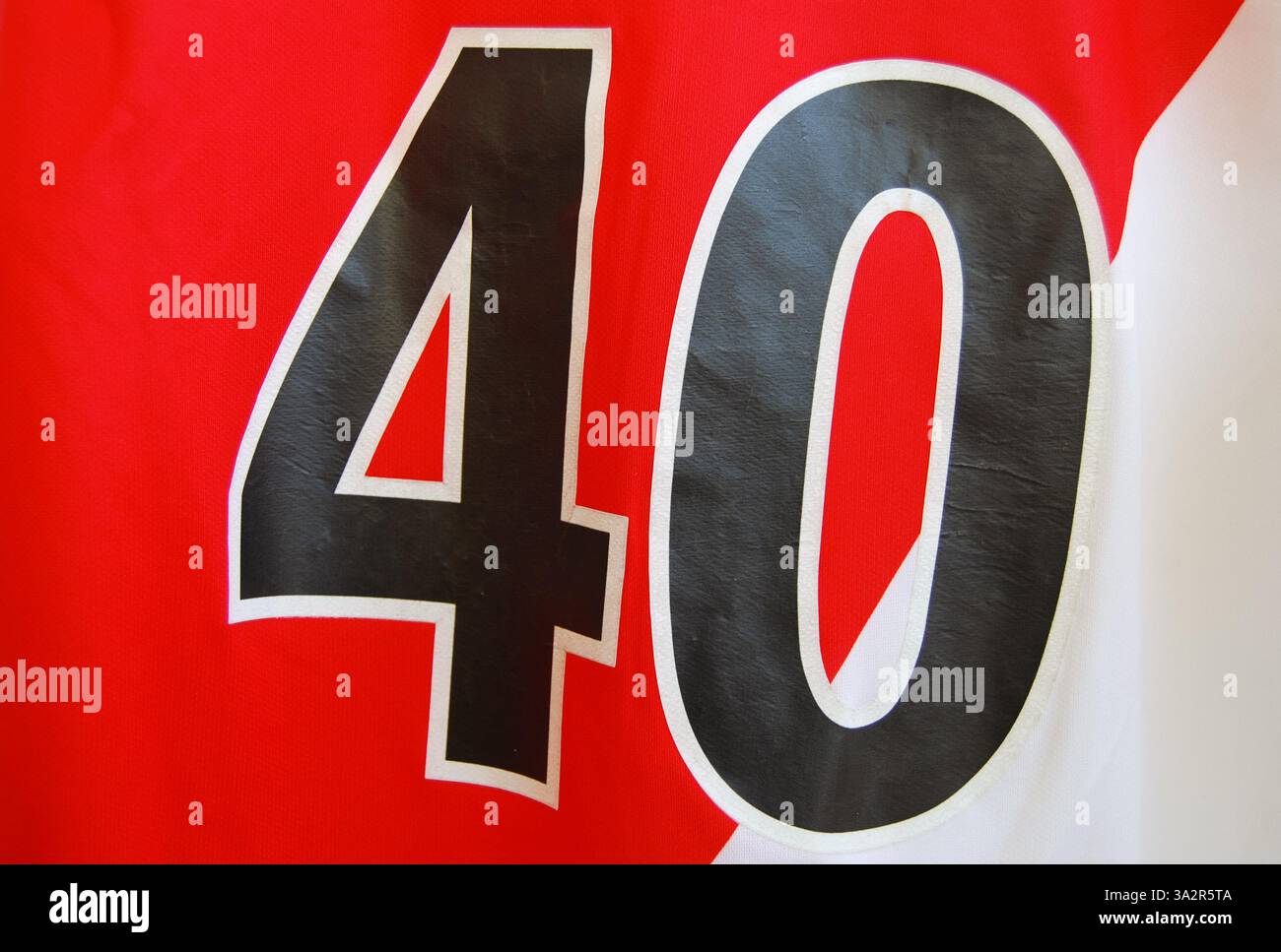 Foto ravvicinata del numero 40 su una camicia rossa di Monaco Foto Stock