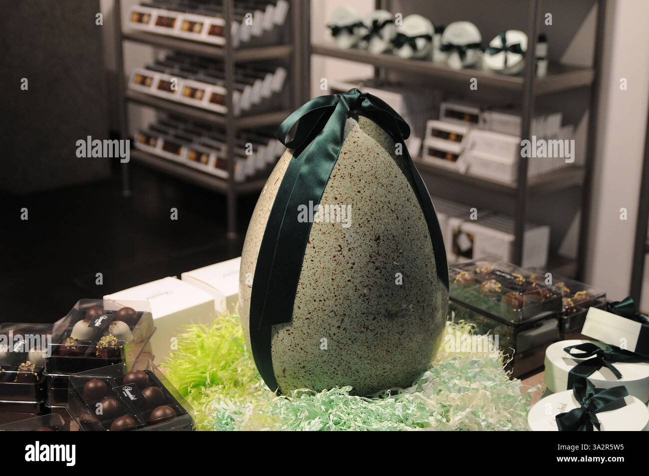 Copenaghen/Danimarca/13 MARZO 2025/enorme modello di uovo di pasqua nella cioccolateria estiva di copenhagen. Foto. Francis Joseph Dean/Dean Pictures non per uso commerciale Foto Stock