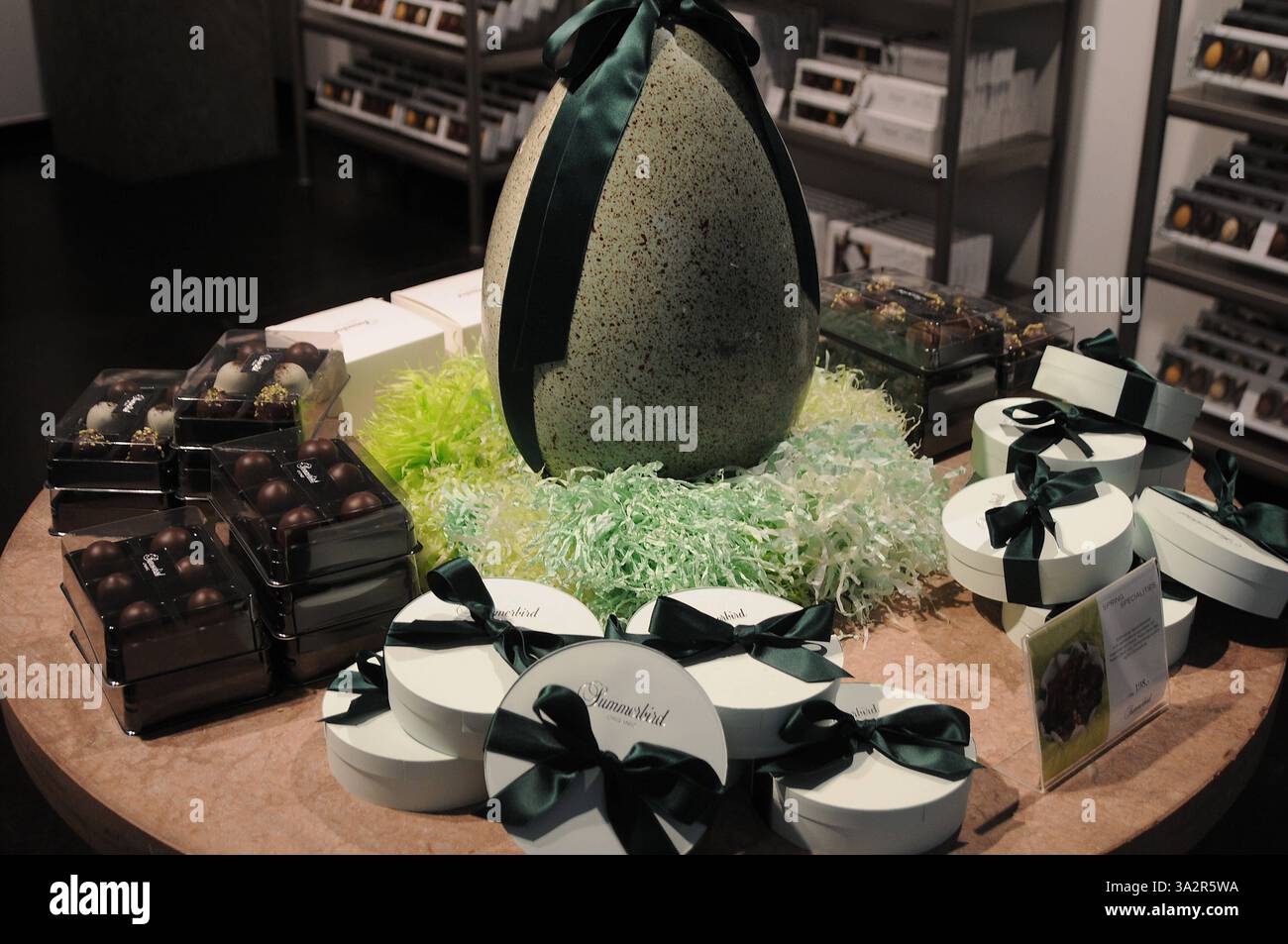 Copenaghen/Danimarca/13 MARZO 2025/enorme modello di uovo di pasqua nella cioccolateria estiva di copenhagen. Foto. Francis Joseph Dean/Dean Pictures non per uso commerciale Foto Stock
