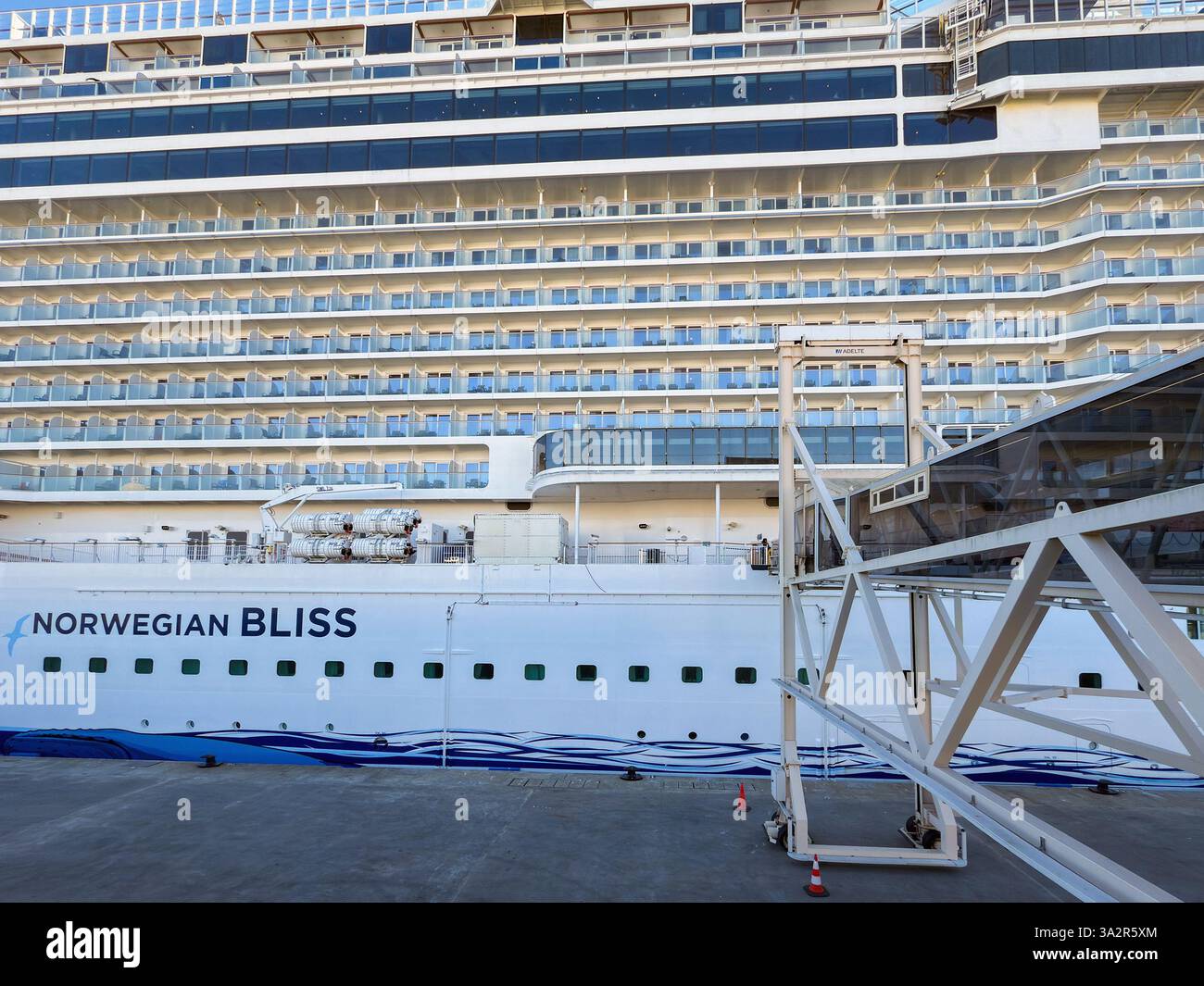 Lisbona, Portogallo - 13 gennaio 2025: Nave da crociera Norwegian Bliss attraccata nel porto di Lisbona. La nave è gestita dalla NCL Norwegian Cruise Line. Foto Stock