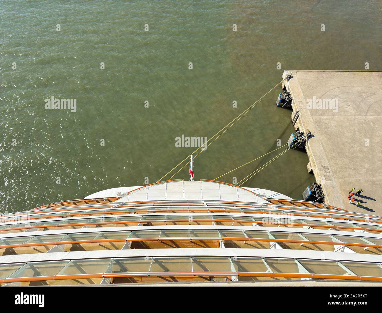 Lisbona, Portogallo - 13 gennaio 2025: Parte posteriore di una nave da crociera in porto fissata al porto da linee. Foto Stock