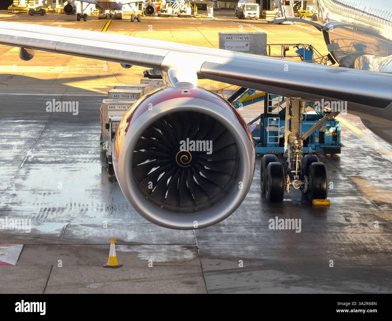 Londra, Inghilterra, Regno Unito - 3 gennaio 2025: Motore di un Airbus A330-900 operato dalla Virgin Atlantic Airways. - Immagine stock catturata con smartphone