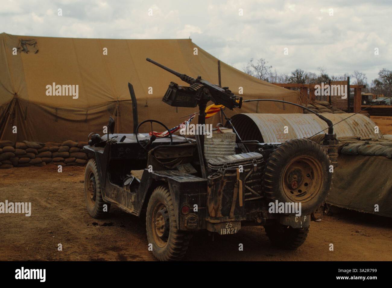 M151A2 Jeep e m2 Browning Machine in Vietnam, anni '1970 Foto Stock