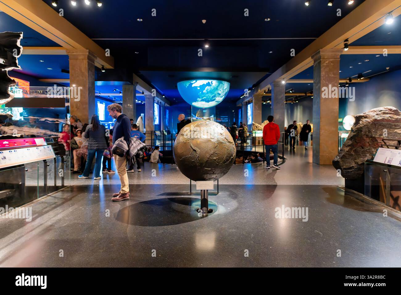 Gottesman Hall of Planet Earth American Museum Natural History New York City // NEW YORK CITY, Stati Uniti — la Gottesman Hall of Planet Earth presso l'American Museum of Natural History mette in mostra formazioni geologiche e principi della scienza della terra. La mostra permanente presenta esemplari di roccia, esposizioni interattive che spiegano i processi geologici e modelli che dimostrano la struttura e i sistemi della Terra. Situata nell'Upper West Side di Manhattan, questa sala fa parte del Rose Center for Earth and Space del museo, che fornisce un'educazione completa sulle scienze planetarie e geologiche. Foto Stock
