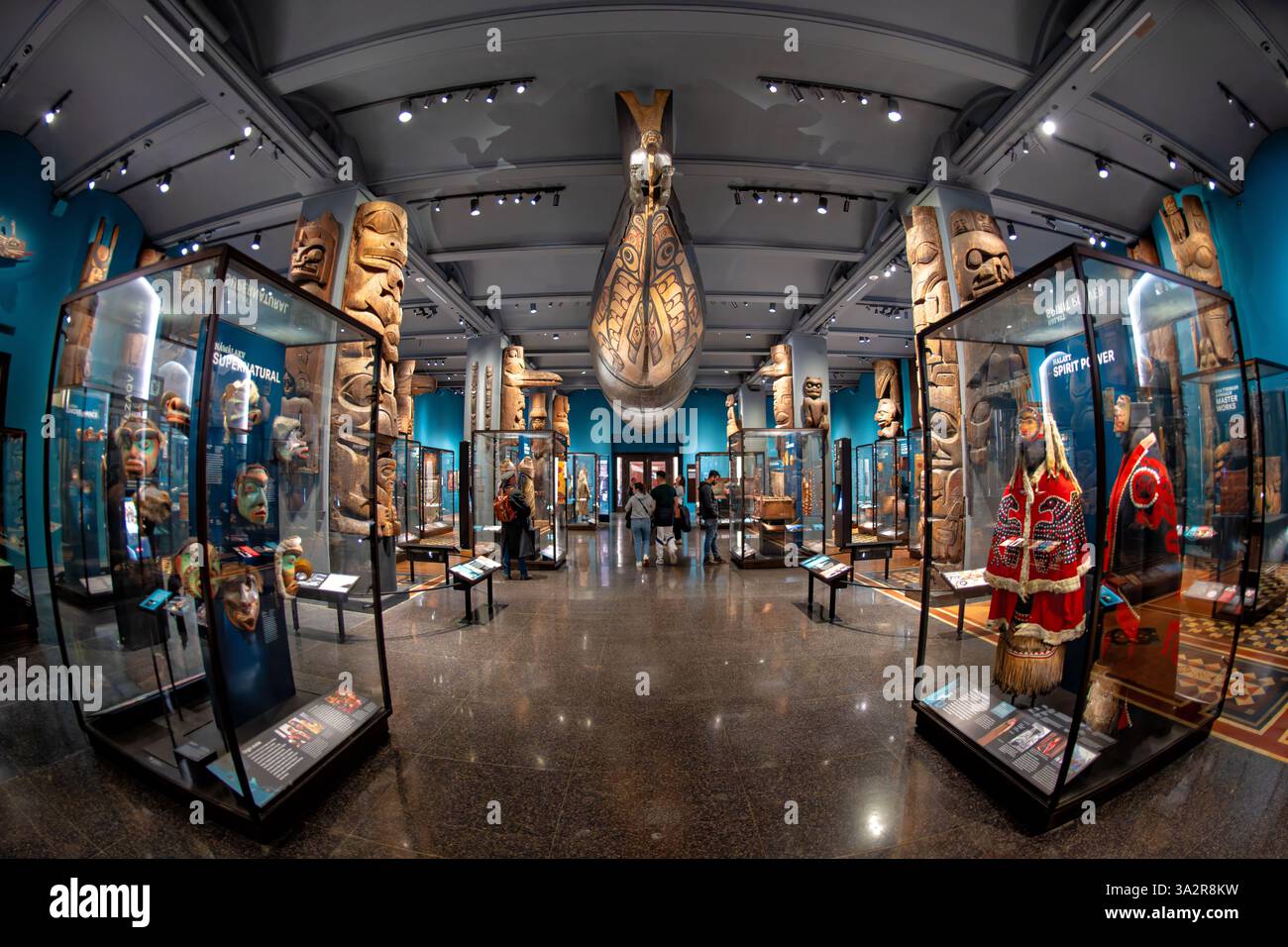 American Museum of Natural History Northwest Coast Hall New York City // NEW YORK CITY, Stati Uniti - la Northwest Coast Hall dell'American Museum of Natural History espone più di 1.000 tesori culturali provenienti da dieci nazioni indigene del Nord-ovest Pacifico. Sviluppata in collaborazione con le comunità native, la galleria rinnovata presenta 67 sculture monumentali alte da 3 a 17 metri, oltre ad altri importanti manufatti culturali. La mostra presenta la cultura materiale di Salish Coast, Gitxsan, Haida, Haíłzaqv, Kwakwaka'wakw, Nuu-chah-nulth, Nuxalk, Łingít/Tlingit, Foto Stock