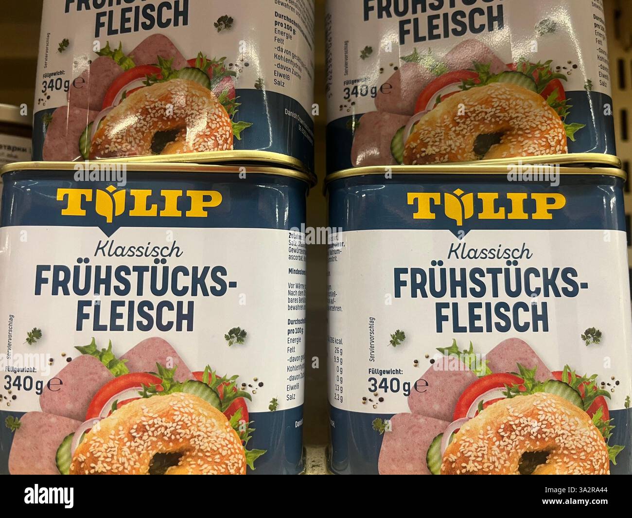 Tulip, Tulip foodservice, Corned beef, classico, carne da colazione, latta, prodotti danesi, carni in scatola, conserve di carne, prodotti alimentari trasformati, scaffale del supermercato - Immagine stock catturata con smartphone