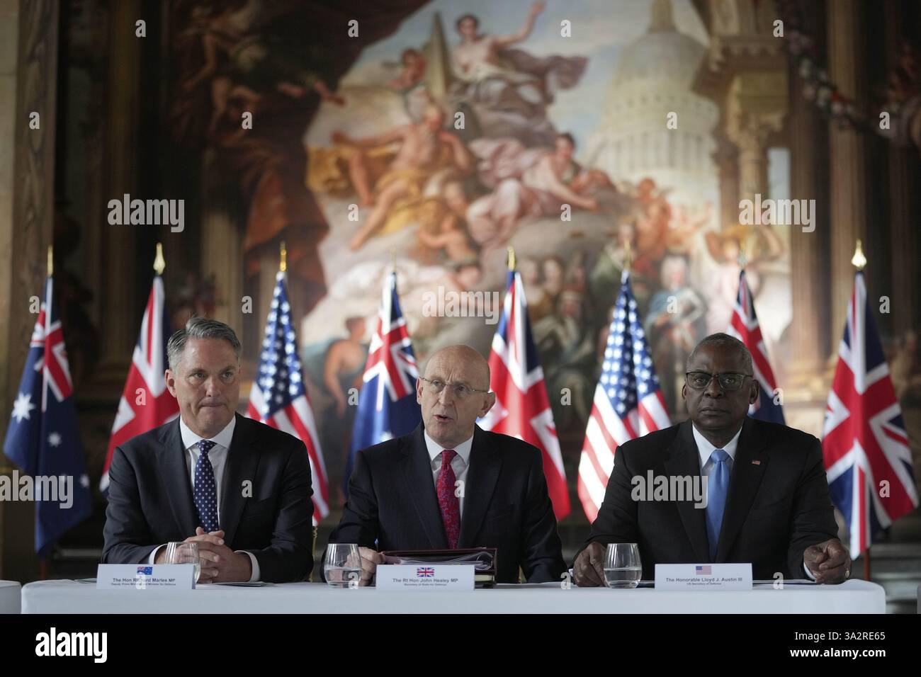 (Da sinistra a destra) il ministro della difesa australiano Richard Marle, il segretario alla difesa John Healey e il segretario alla difesa degli Stati Uniti Lloyd Austin durante la riunione dei ministri della difesa AUKUS presso l'Old Royal Naval College di Greenwich, Londra. Data foto: Giovedì 26 settembre 2024. Foto Stock