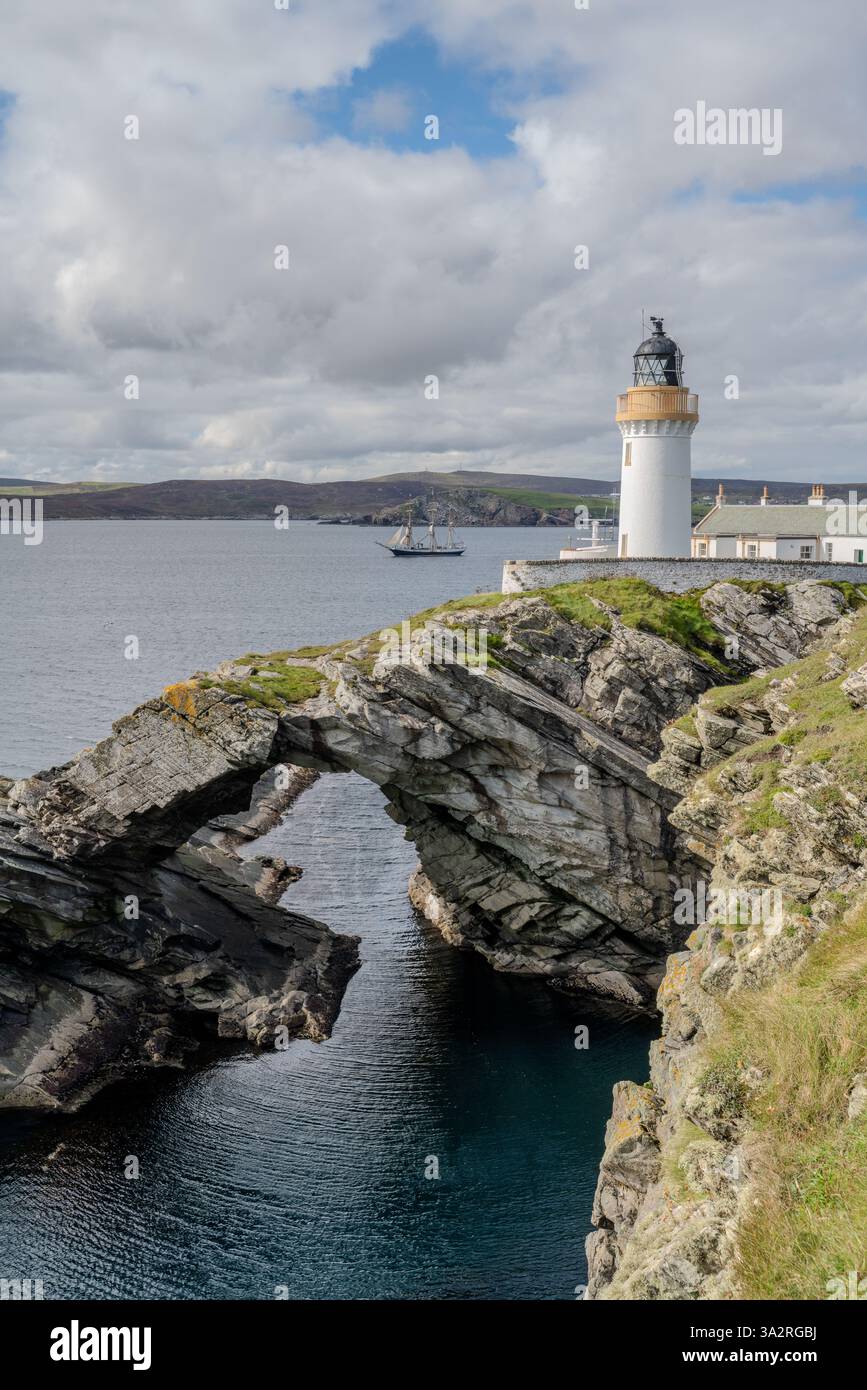 Nave alta Gunilla che passa davanti alla casa faro di Bressay Shetland Foto Stock