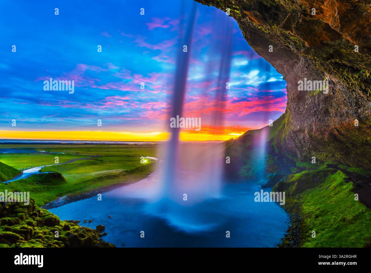 Cascata Seljalandsfoss, sole di mezzanotte, Islanda, Islanda sud-occidentale, tour del cerchio d'Oro Foto Stock