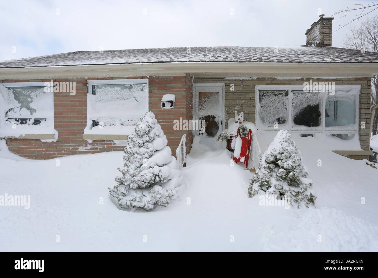 casa coperta di neve dopo la tempesta di neve, Meaford, Ontario, Canada Foto Stock