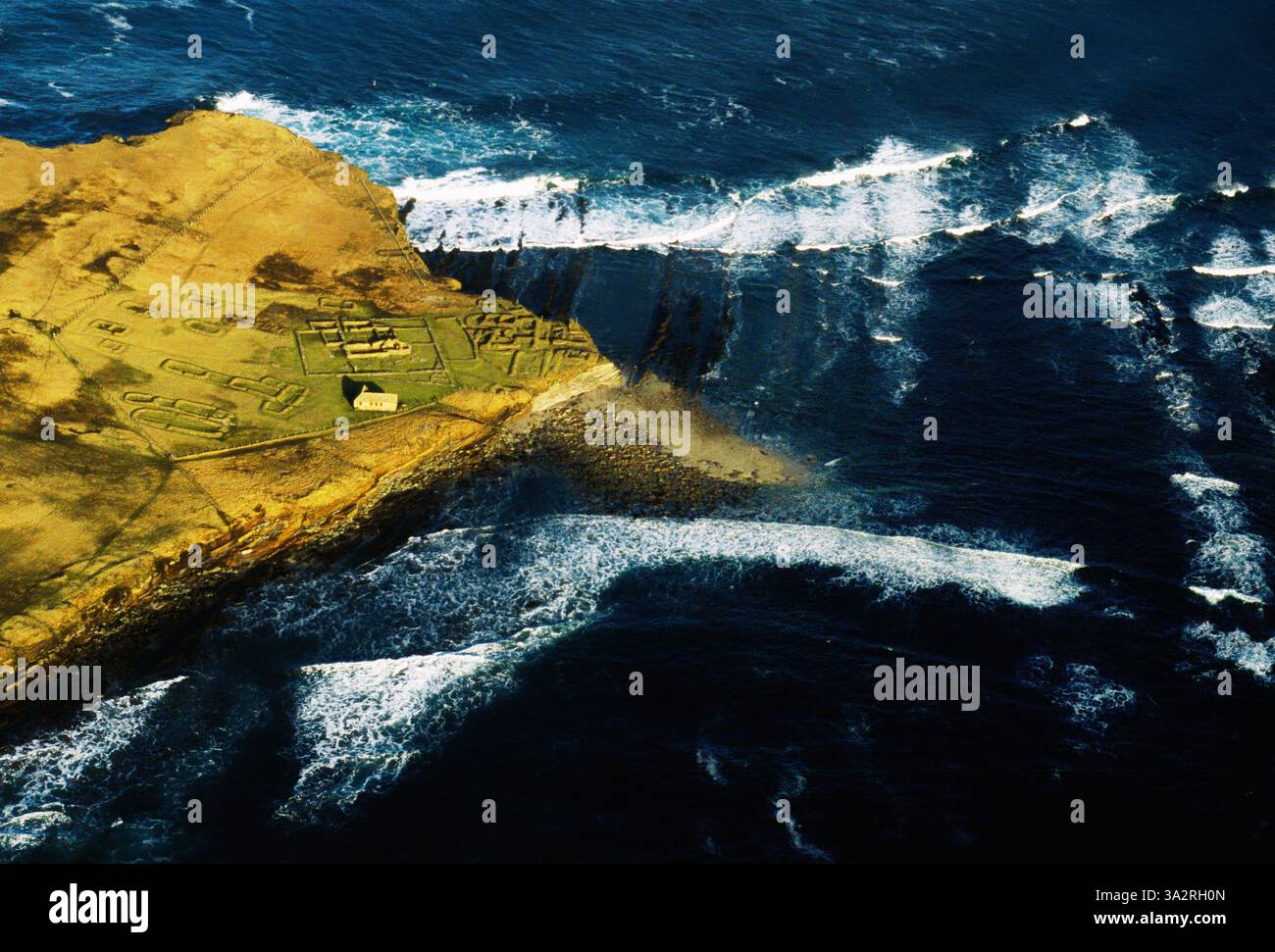 Antenna di east end di Brough di Birsay off Orkney continentale N.W. costa. Rovine di Pictish e insediamento dei norvegesi e causeway di marea. Foto Stock