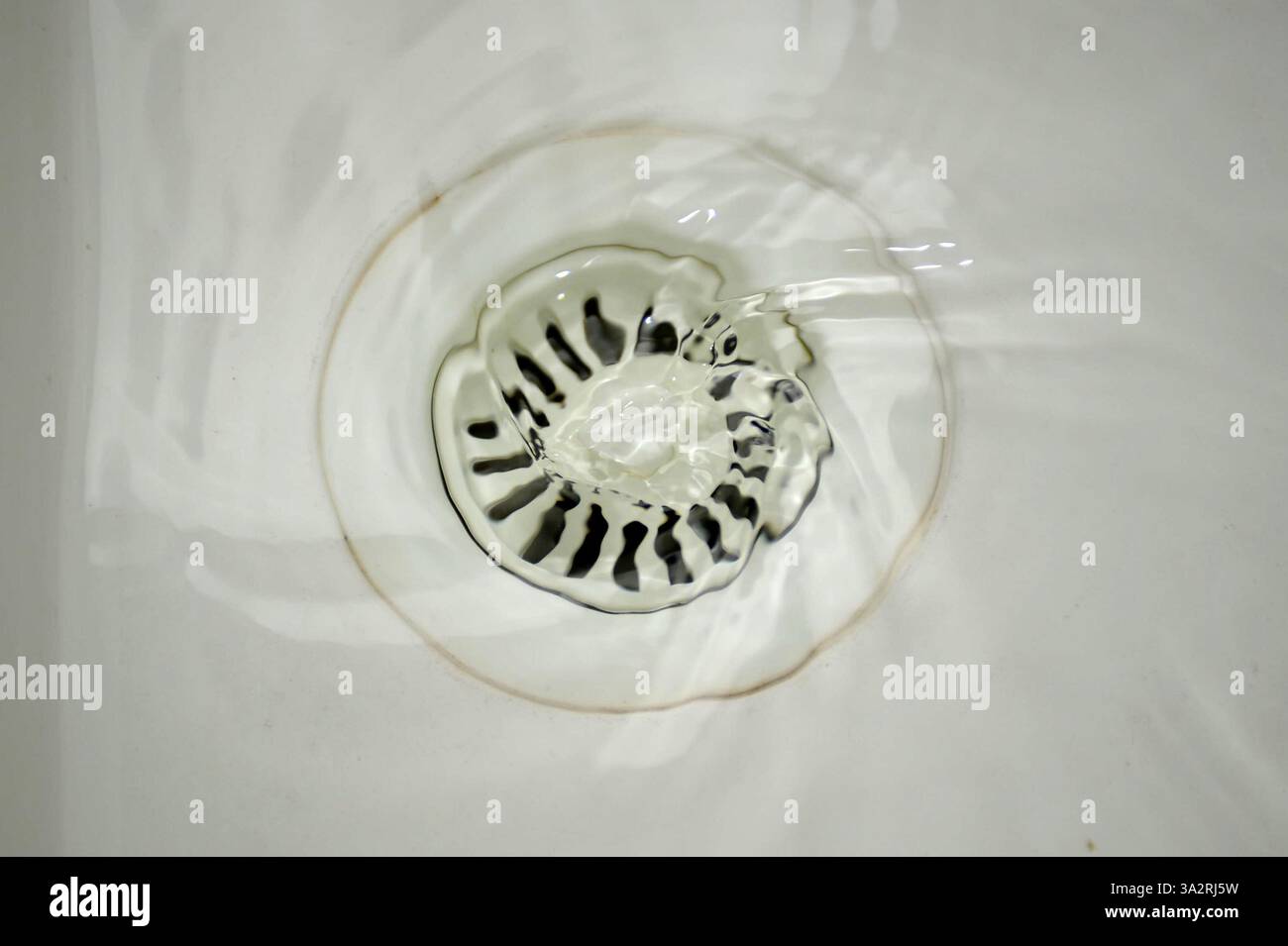 EMBARGO AL 0001 GIOVEDÌ 3 SETTEMBRE foto dell'archivio datata 11/08/08 di una vista generale dell'acqua che scende giù da un plughole. Le denunce irrisolte delle famiglie alle aziende idriche sono aumentate a causa del malcontento per le fuoriuscite di acque reflue, gli errori di fatturazione e i problemi con i contatori d'acqua, come dimostra una relazione annuale. Data di pubblicazione: Giovedì 3 ottobre 2024. Foto Stock