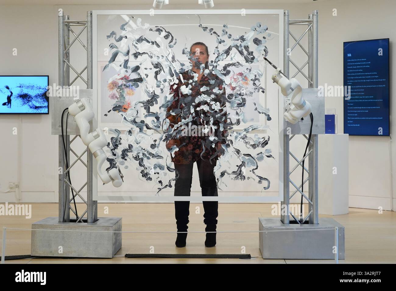 "Spectral" di Sougwen Chung in mostra presso la galleria Phillips nel centro di Londra, durante un'anteprima di Spaces, la mostra inaugurale di vendita nella nuova serie di realtà digitali curata da HOFA, che riunisce voci leader nel campo della tecnologia e dell'arte. Data foto: Giovedì 3 ottobre 2024. Foto Stock