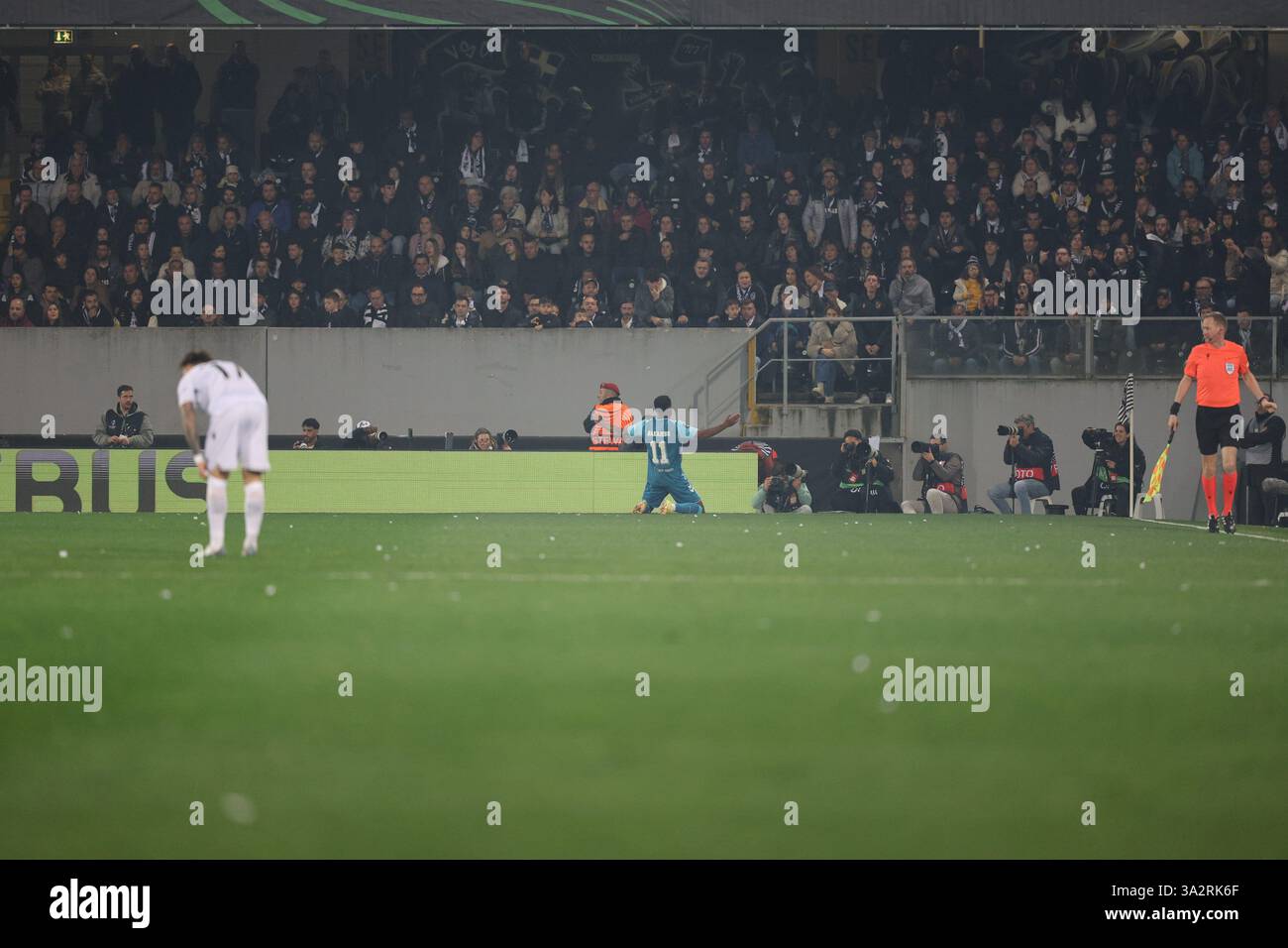 13 marzo 2025, Estádio D. Afonso Henriques, Guimarães, Portogallo - UEFA Conference League: Vitória vs Betis; Cédric Bakambu festeggia il gol Foto Stock