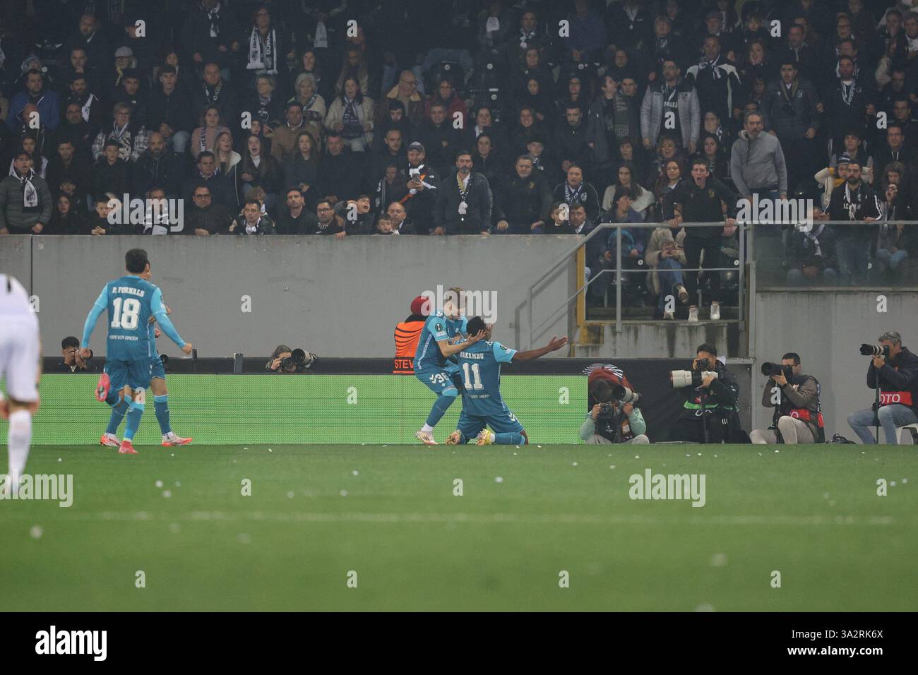 13 marzo 2025, Estádio D. Afonso Henriques, Guimarães, Portogallo - UEFA Conference League: Vitória vs Betis; Cédric Bakambu festeggia il gol Foto Stock