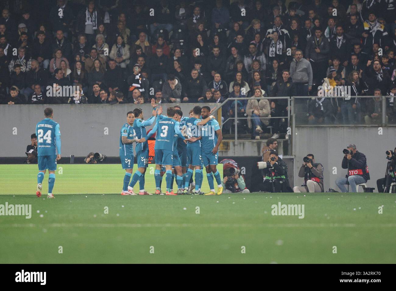13 marzo 2025, Estádio D. Afonso Henriques, Guimarães, Portogallo - UEFA Conference League: Vitória vs Betis; Cédric Bakambu festeggia il gol Foto Stock