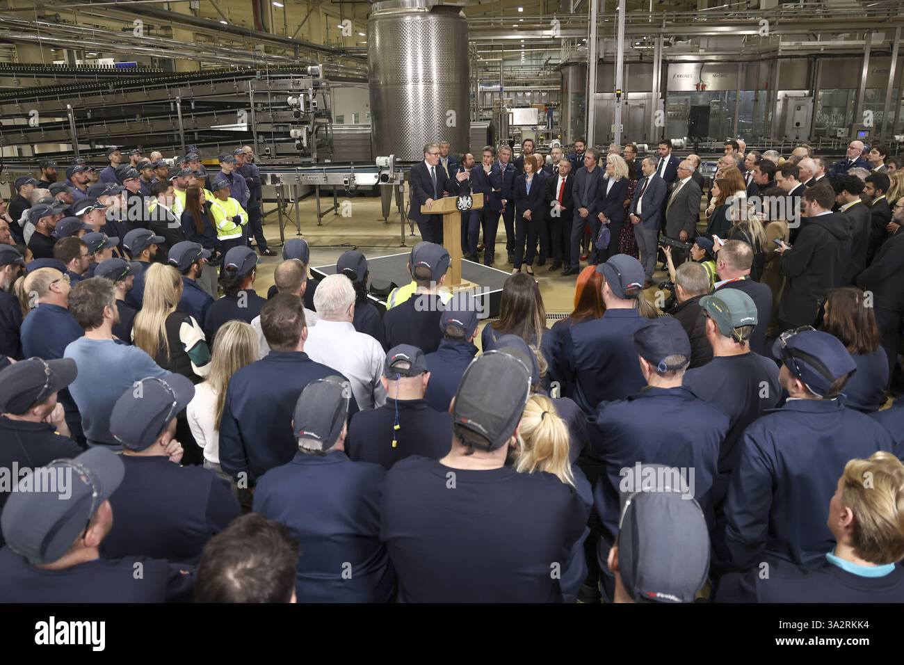 Il primo ministro Sir Keir Starmer (a sinistra) durante una visita in un impianto di produzione a Chester. Il governo ha promesso quasi 22 miliardi di sterline di finanziamenti per sviluppare progetti per catturare e immagazzinare le emissioni di carbonio derivanti dalla produzione di energia, industria e idrogeno. Si spera che il finanziamento di due "poli di cattura del carbonio” a Merseyside e Teesside, promesso nei prossimi 25 anni, creerà e sosterrà migliaia di posti di lavoro, attingerà investimenti privati e aiuterà il Regno Unito a raggiungere gli obiettivi climatici. Data foto: Venerdì 4 ottobre 2024. Foto Stock