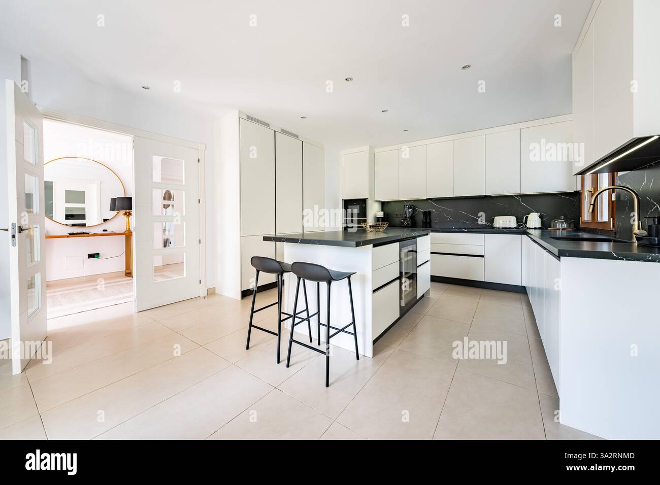un'immagine di una nuova cucina in marmo in un lussuoso appartamento per vacanze Foto Stock