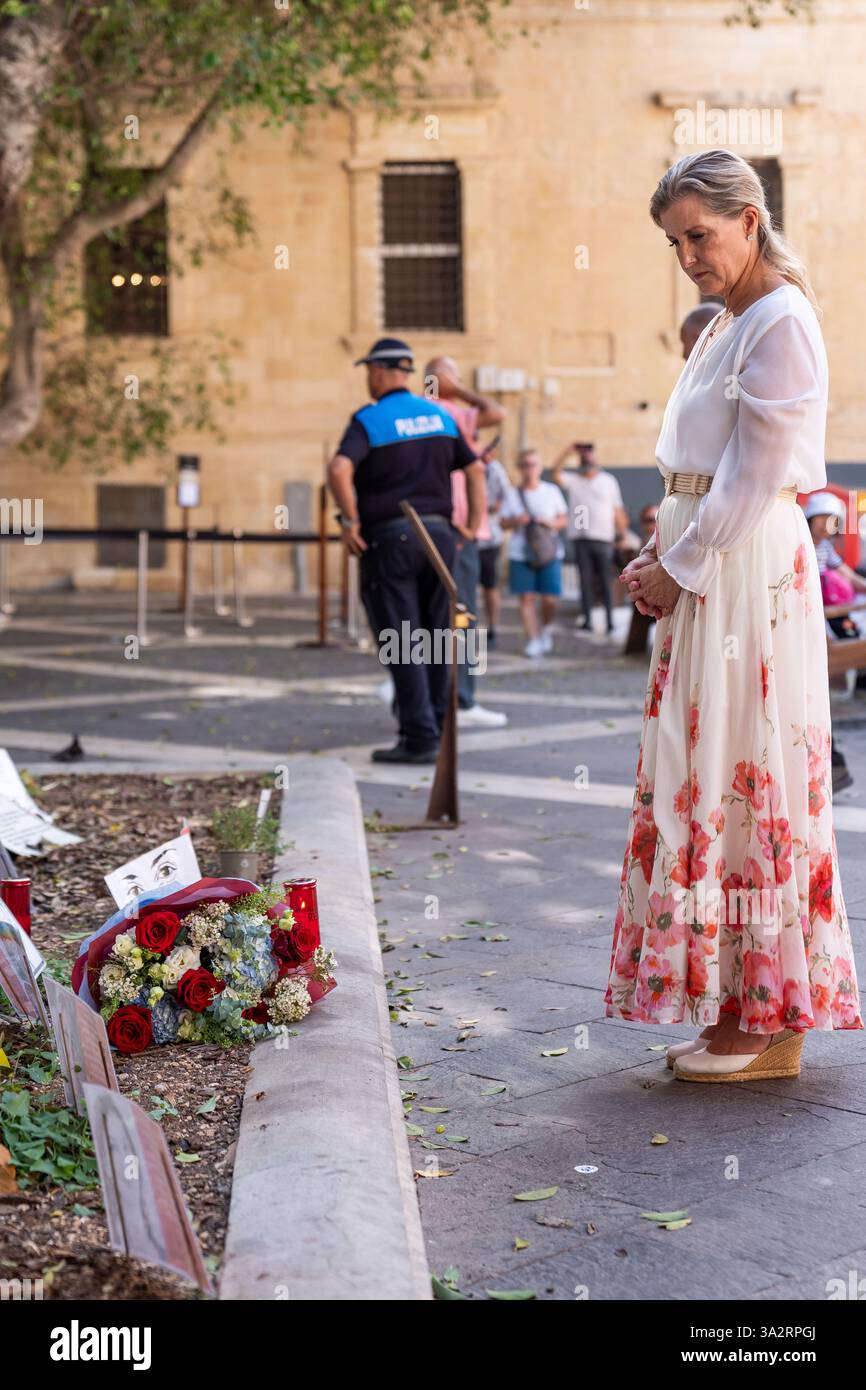 La duchessa di Edimburgo posa fiori al Daphne Memorial, la Valletta, il terzo giorno di un tour reale di Malta per celebrare il 60° anniversario della sua indipendenza e celebrare il patrimonio condiviso del paese e la continua collaborazione con il Regno Unito. Data foto: Mercoledì 9 ottobre 2024. Foto Stock