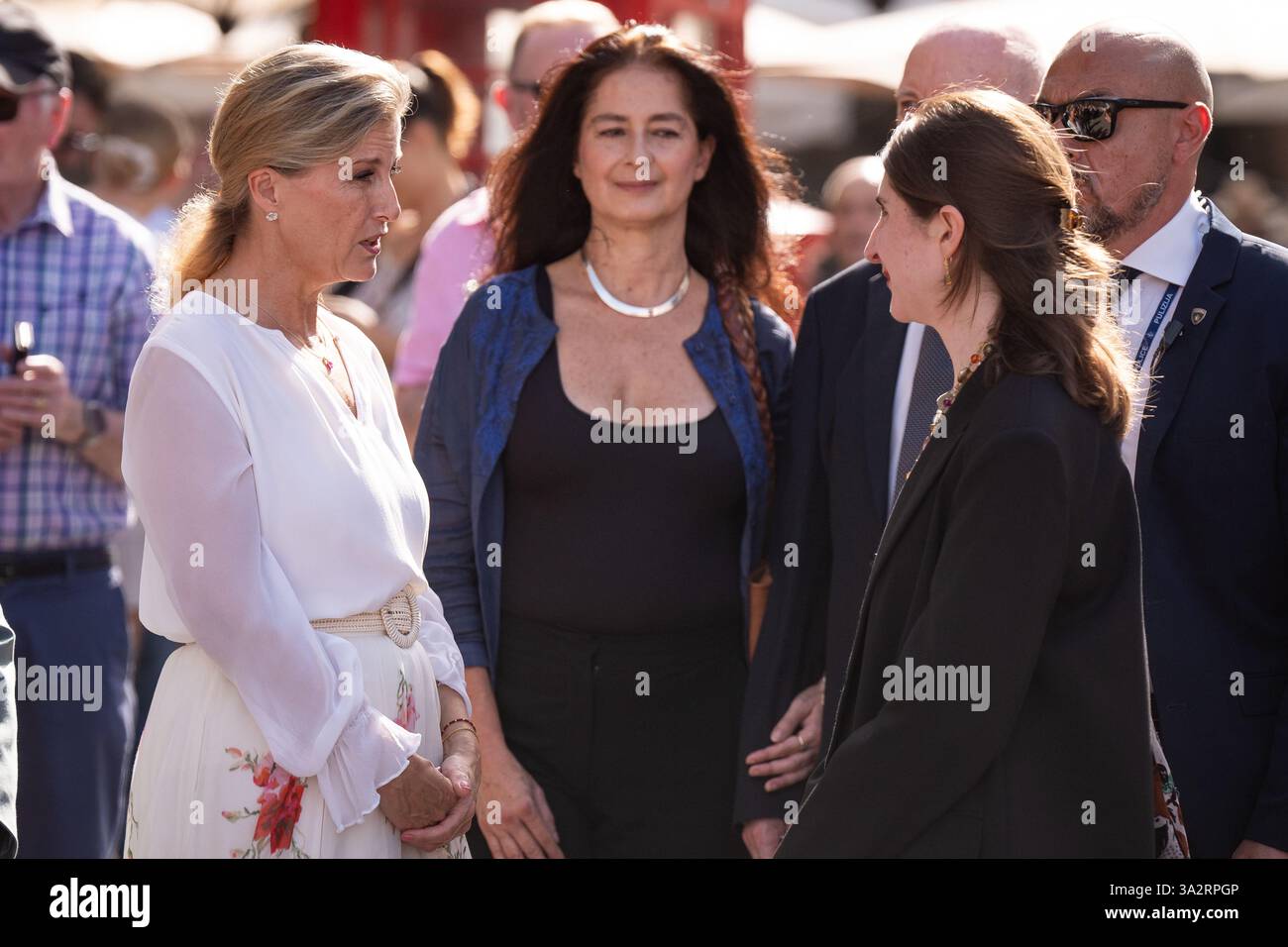 La duchessa di Edimburgo con Amy Mallia (a destra) della famiglia Caruana Galizia dopo aver deposto fiori al Daphne Memorial, la Valletta, il terzo giorno di un tour reale di Malta per celebrare il 60 ° anniversario della sua indipendenza e celebrare il patrimonio condiviso del paese e la continua collaborazione con il Regno Unito. Data foto: Mercoledì 9 ottobre 2024. Foto Stock