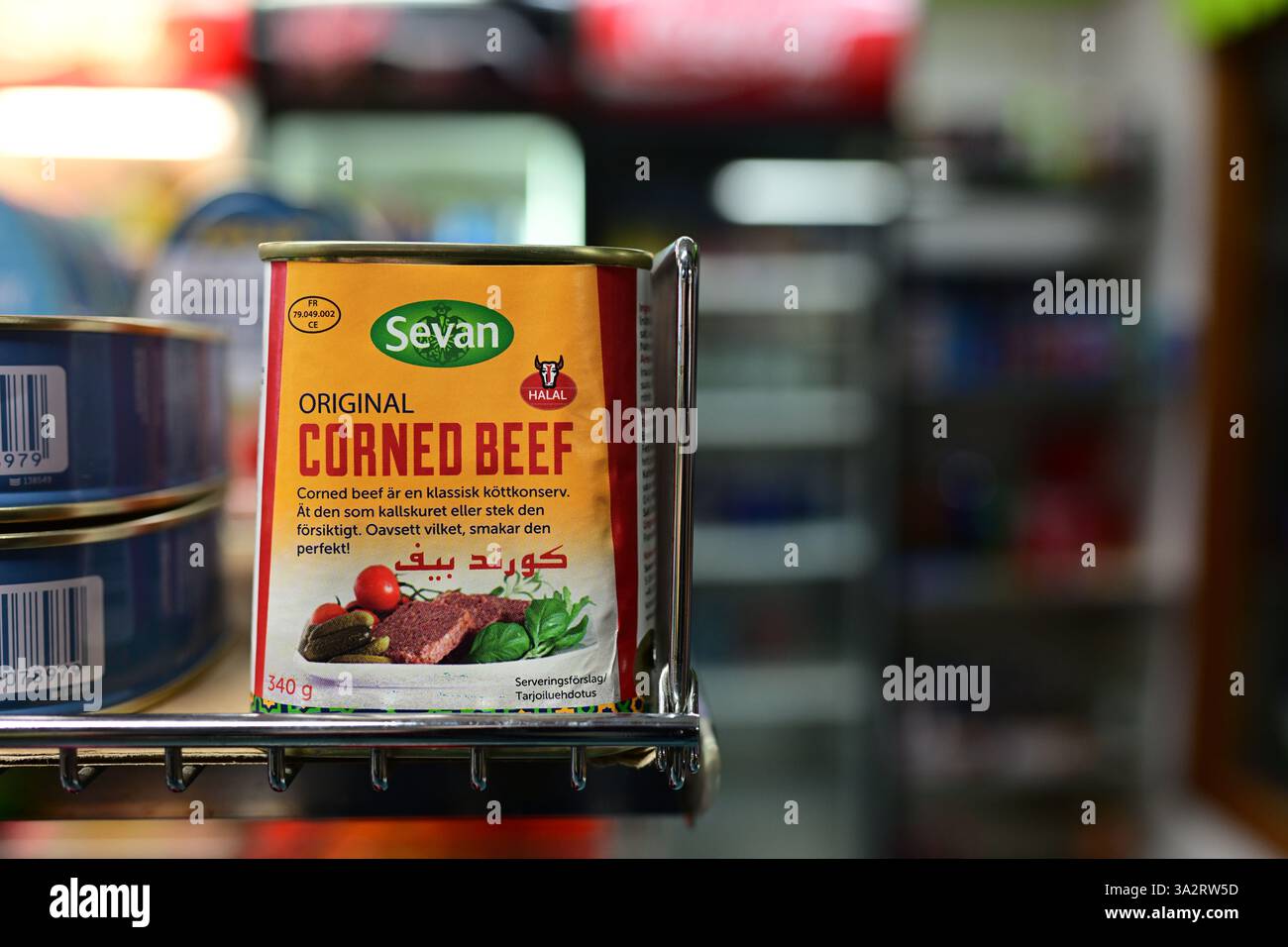 Vinslöv, Skåne, Svezia. 13 marzo 2025. Piccolo minimarket sulla piazza di Vinslöv. Manzo in scatola. Foto Stock