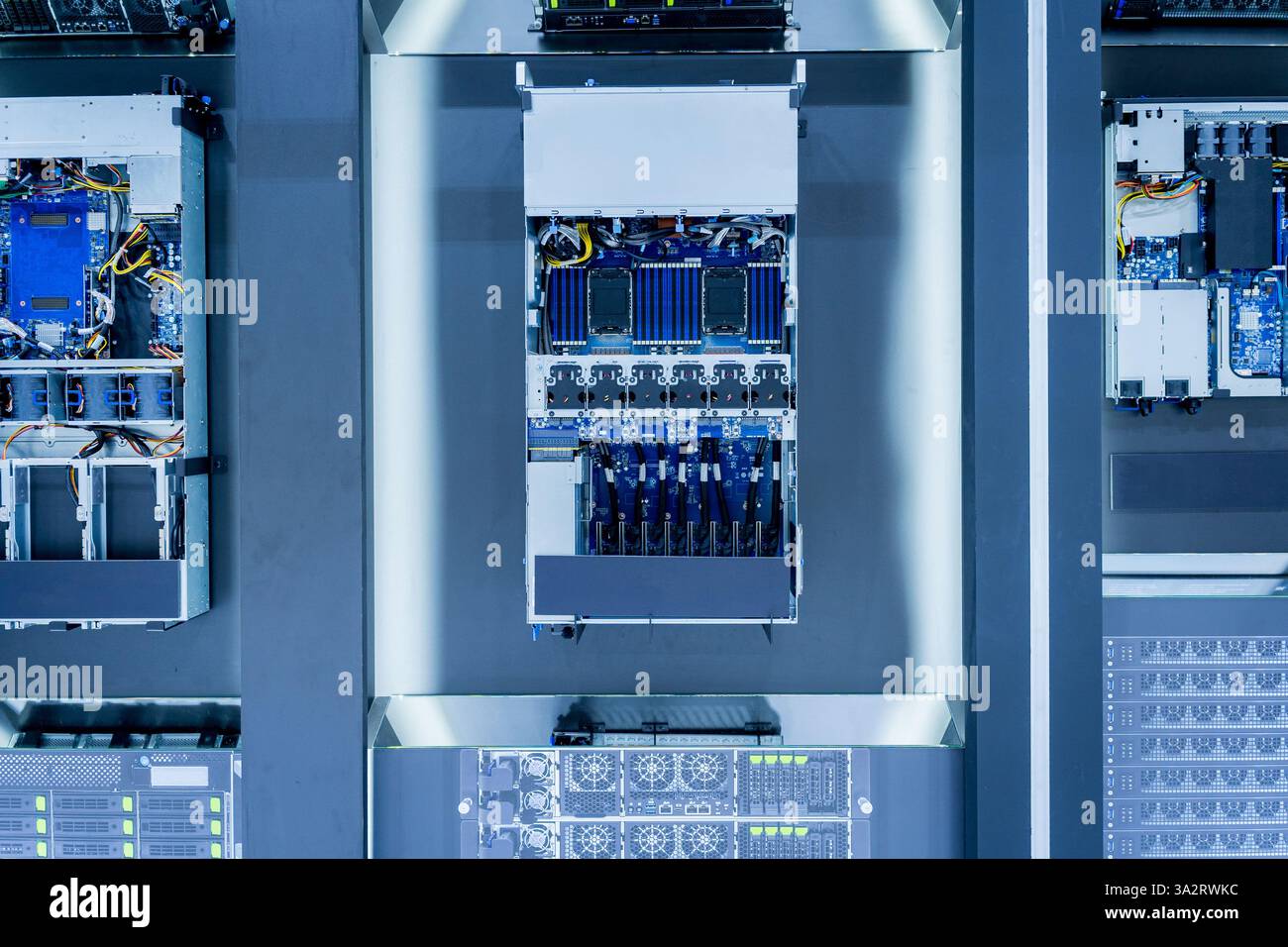 Primo piano di un data center e di un'unità di elaborazione con cavi e processori. Concetto di hardware e connettività per il centro di elaborazione ai Foto Stock
