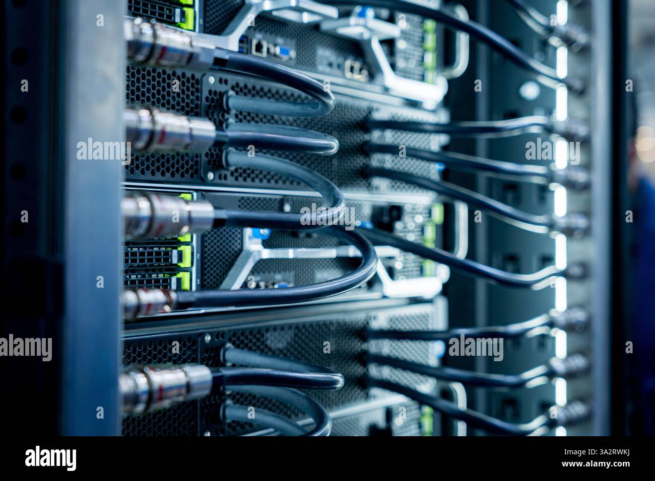 Primo piano di un data center e di un'unità di elaborazione con cavi e processori. Concetto di hardware e connettività per il centro di elaborazione ai Foto Stock