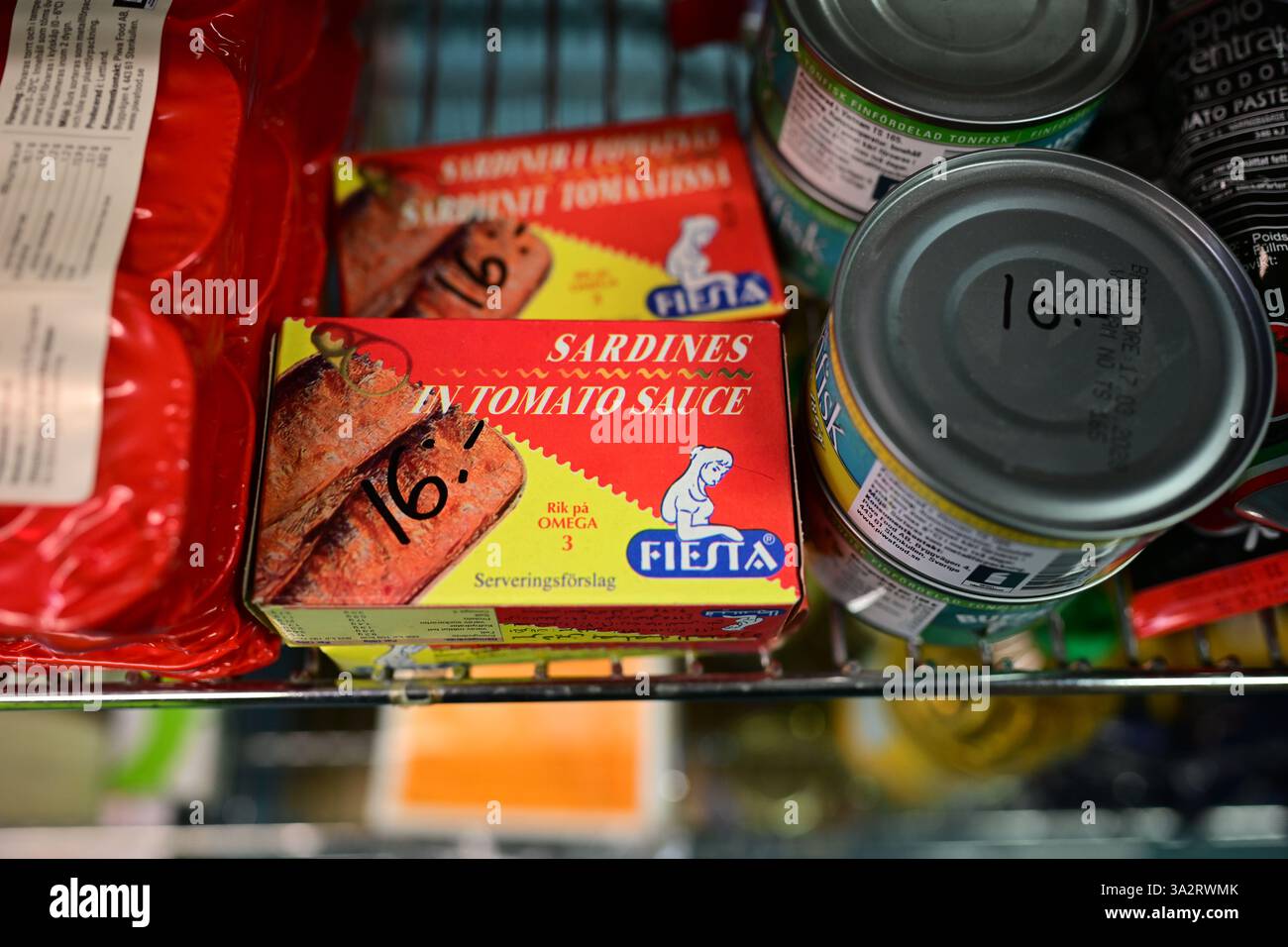 Vinslöv, Skåne, Svezia. 13 marzo 2025. Piccolo minimarket sulla piazza di Vinslöv. Sardine in scatola in salsa di pomodoro. Foto Stock