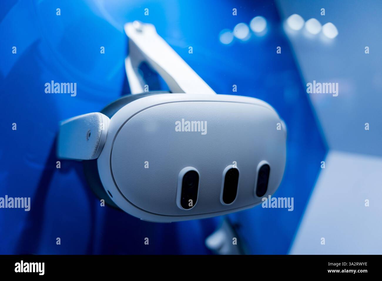 Visore per realtà virtuale visualizzato sul display. Concetto di moderna tecnologia immersiva e gadget per la realtà aumentata Foto Stock