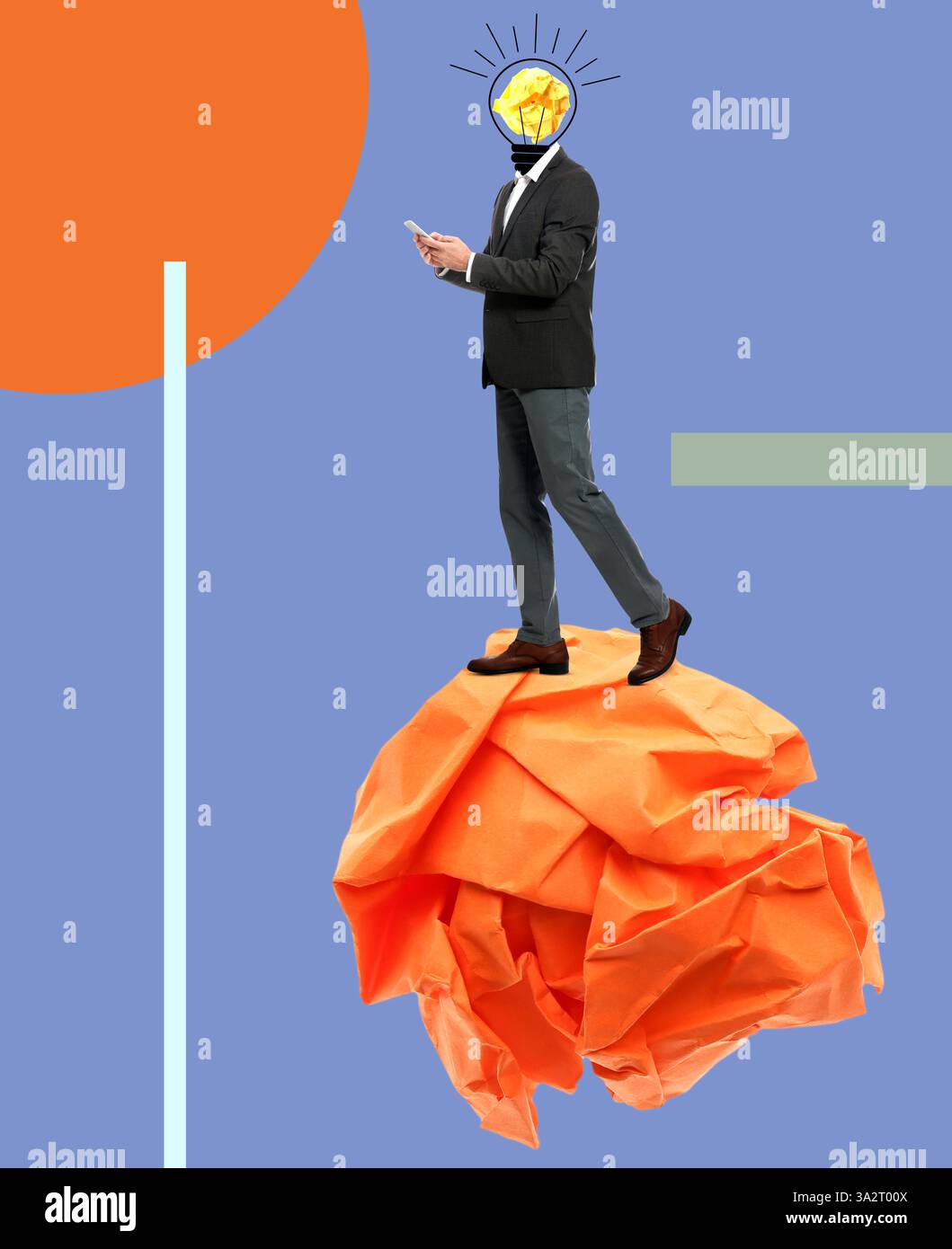 Collage artistico creativo. Uomo con una lampadina anziché la testa che usa lo smartphone e cammina su una palla di carta sgualcita su sfondo colorato. POS. Concettuale Foto Stock