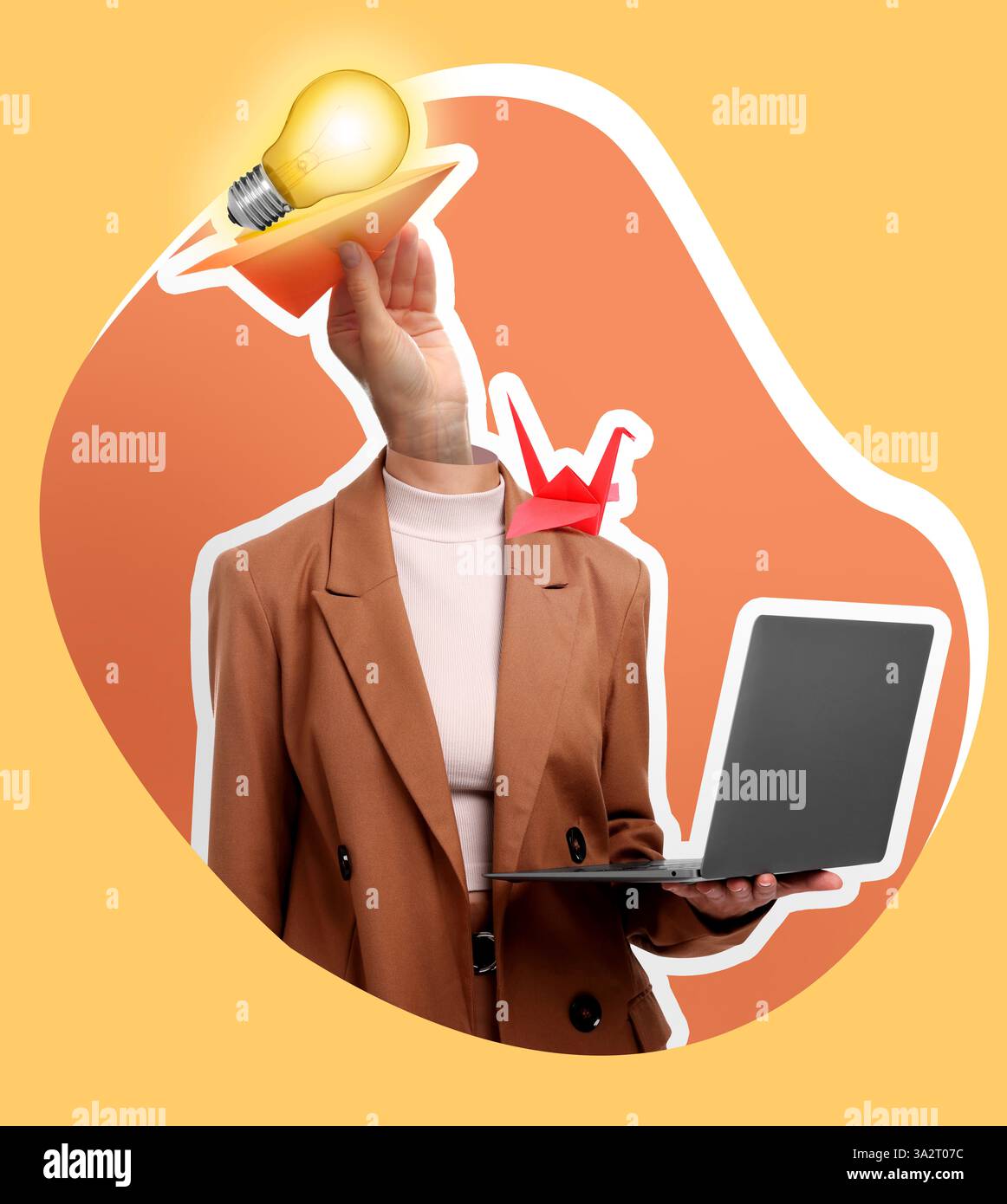 Grafica creativa. Donna con un piano di carta e una lampadina anziché la testa che regge un notebook su uno sfondo colorato. Un'idea di business o di startup Foto Stock