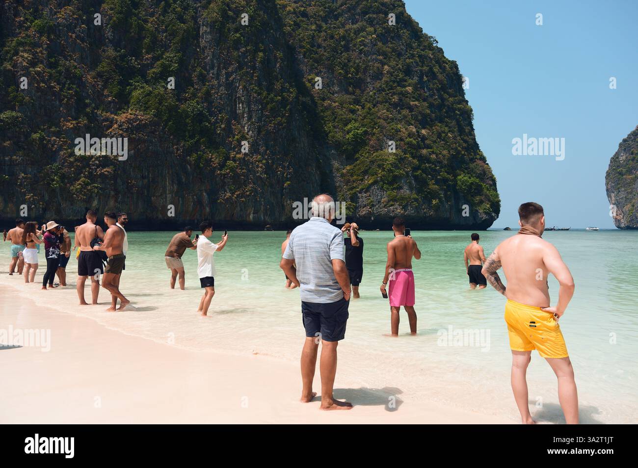 Le acque poco profonde di Maya Bay, affollate di visitatori desiderosi di catturare l'attimo Foto Stock