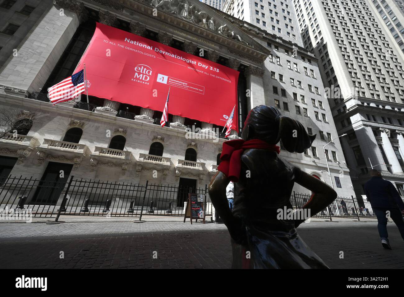 New York, Stati Uniti. 13 marzo 2025. Veduta della facciata della Borsa di New York, New York, NY, 13 marzo 2025. Il NYSE ha concluso la giornata con un calo del 1,3% o 537 punti in questo giorno, in parte a causa della minaccia del presidente Trump di una tariffa del 200% sulle bevande alcoliche dell'Unione europea. (Foto di Anthony Behar/SipaUSA) credito: SIPA USA/Alamy Live News Foto Stock