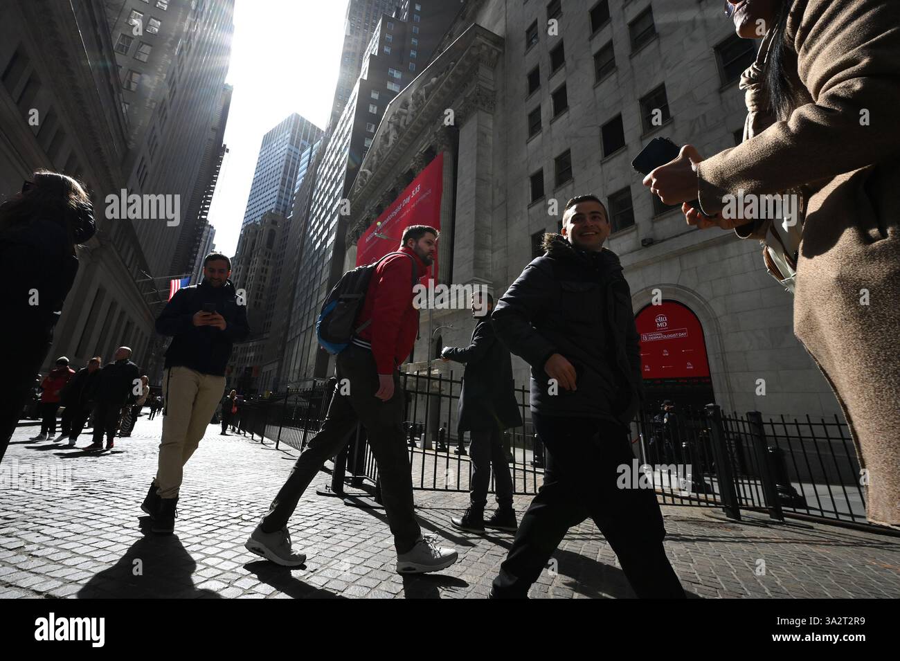 New York, Stati Uniti. 13 marzo 2025. Persone viste camminare vicino alla Borsa di New York, New York, New York, 13 marzo 2025. Il NYSE ha concluso la giornata con un calo del 1,3% o 537 punti in questo giorno, in parte a causa della minaccia del presidente Trump di una tariffa del 200% sulle bevande alcoliche dell'Unione europea. (Foto di Anthony Behar/SipaUSA) credito: SIPA USA/Alamy Live News Foto Stock
