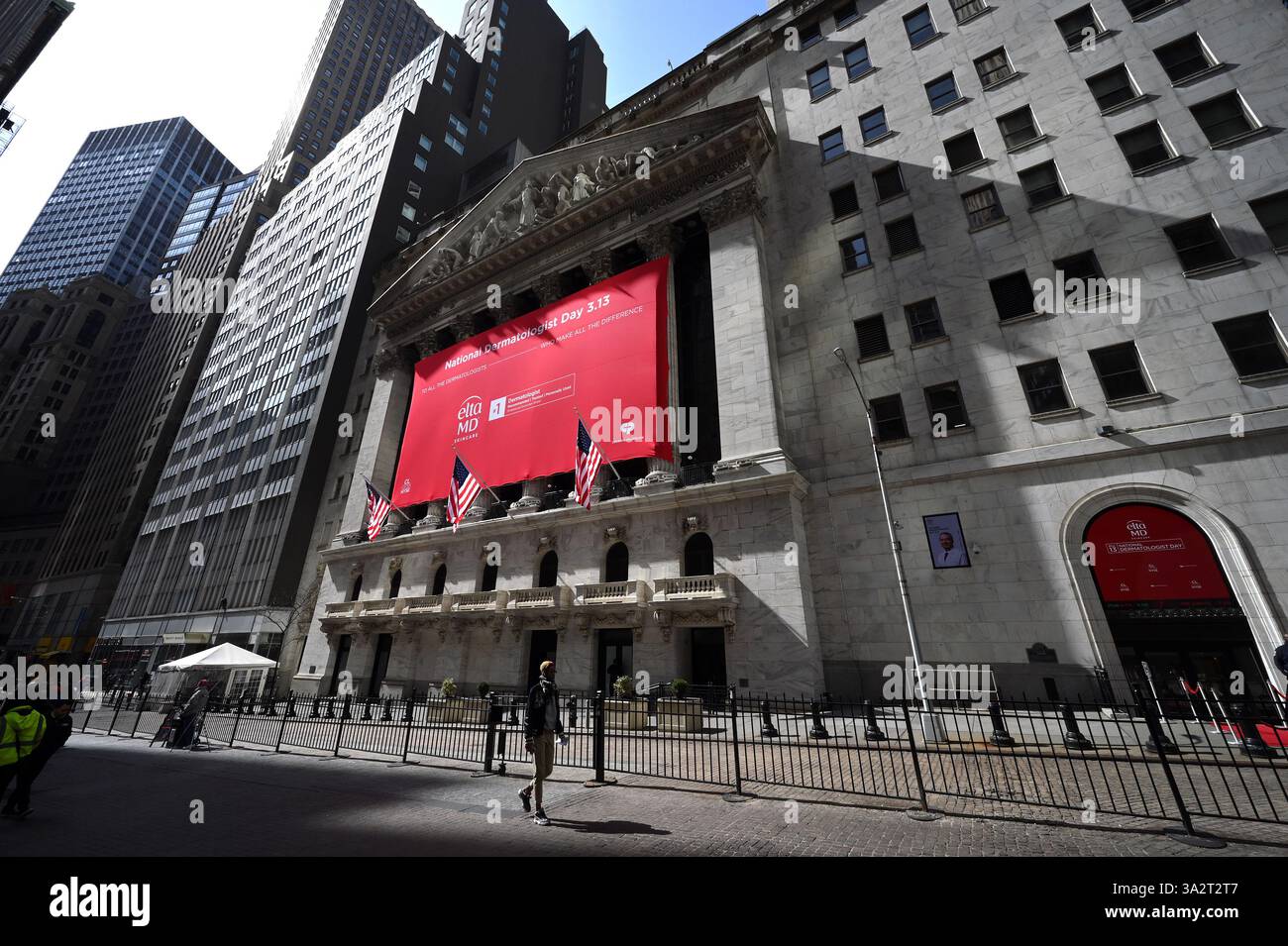 New York, Stati Uniti. 13 marzo 2025. Veduta della facciata della Borsa di New York, New York, NY, 13 marzo 2025. Il NYSE ha concluso la giornata con un calo del 1,3% o 537 punti in questo giorno, in parte a causa della minaccia del presidente Trump di una tariffa del 200% sulle bevande alcoliche dell'Unione europea. (Foto di Anthony Behar/SipaUSA) credito: SIPA USA/Alamy Live News Foto Stock
