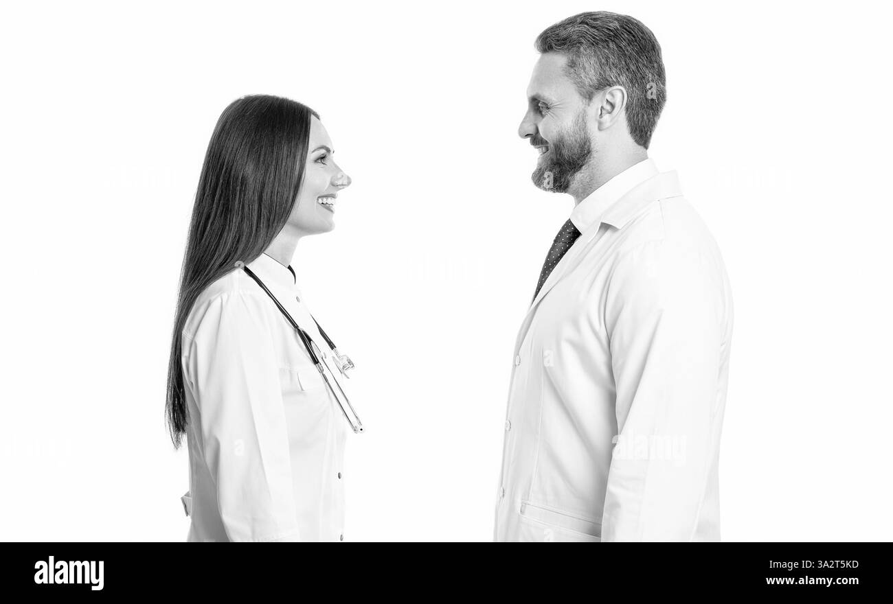 Lo staff medico di medico e infermiere collega in ospedale fornisce il servizio di medicina e assistenza sanitaria isolato su bianco Foto Stock