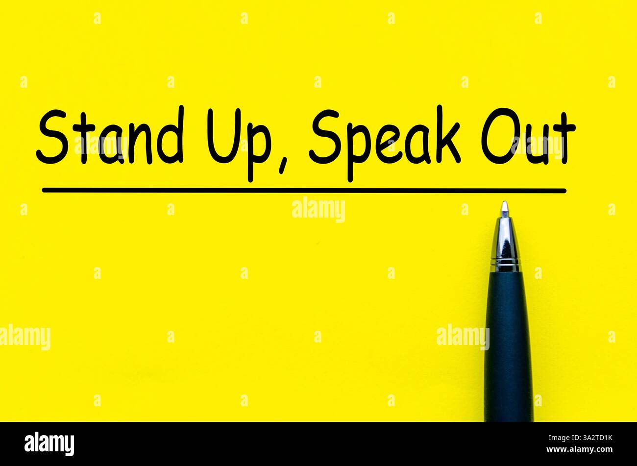 Alzatevi e pronunciate il testo del coraggio sul blocco note giallo. Esprimi la cultura. Foto Stock