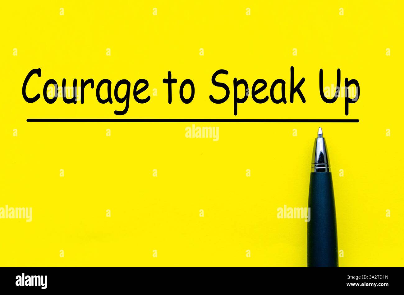 Coraggio di pronunciare il testo su un blocco note giallo. Esprimi la cultura. Foto Stock