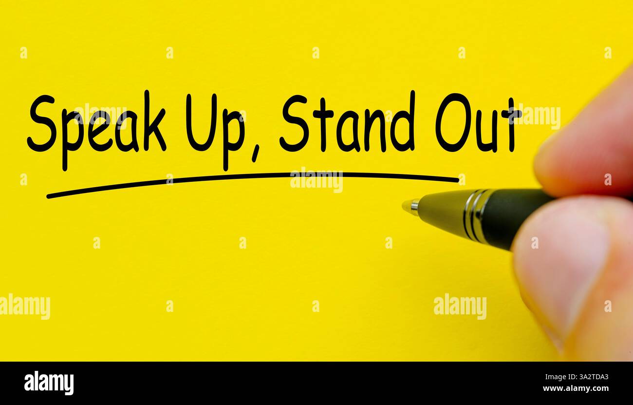Parlare e far risaltare il testo sullo sfondo della copertina gialla Foto Stock