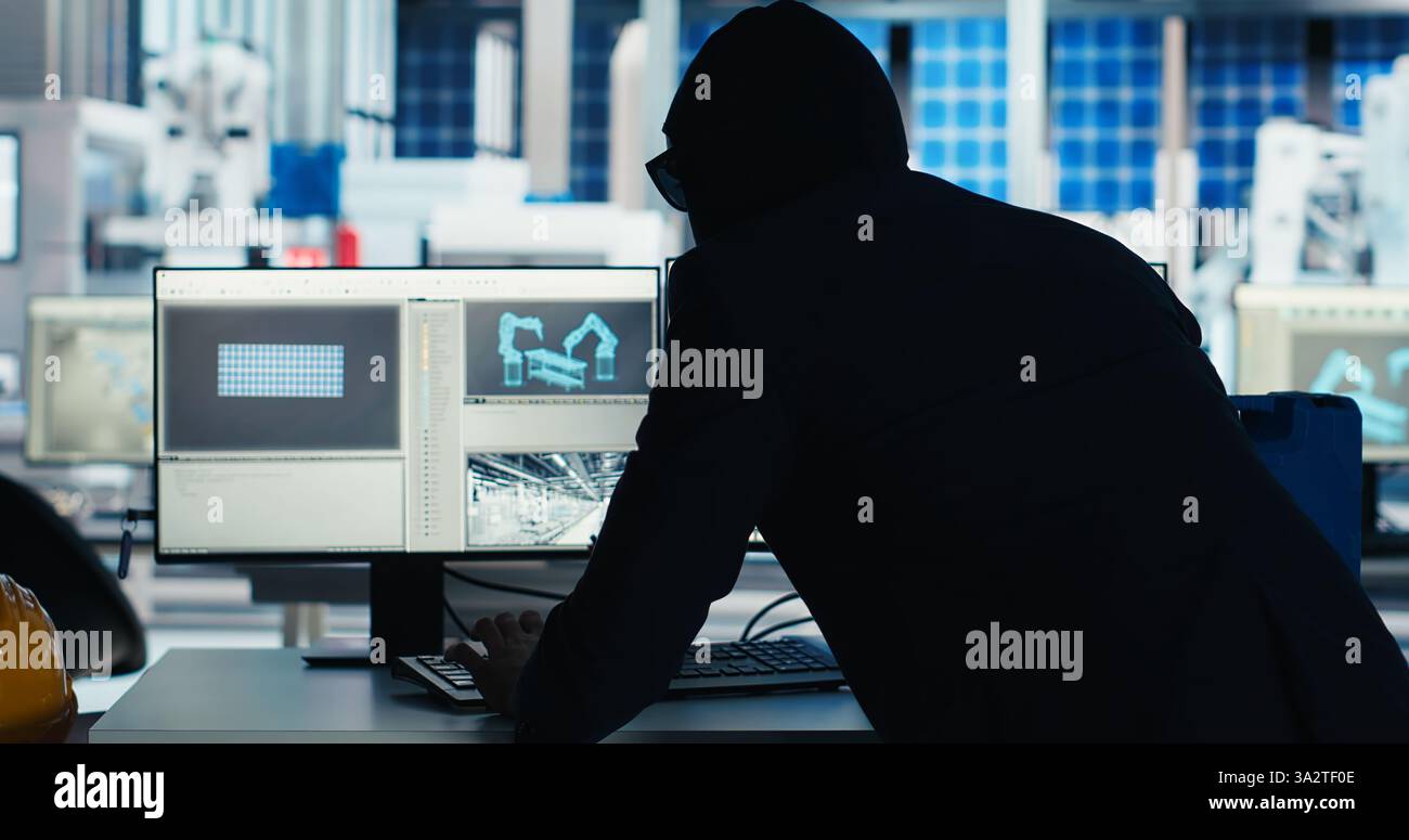 Il lavoratore mascherato in una fabbrica di fotovoltaico commette spionaggio aziendale, rubando tecnologia proprietaria utilizzando una chiavetta USB. L'uomo sfrutta l'accesso privilegiato per copiare i segreti commerciali dell'impianto di pannelli solari, telecamera B. Foto Stock