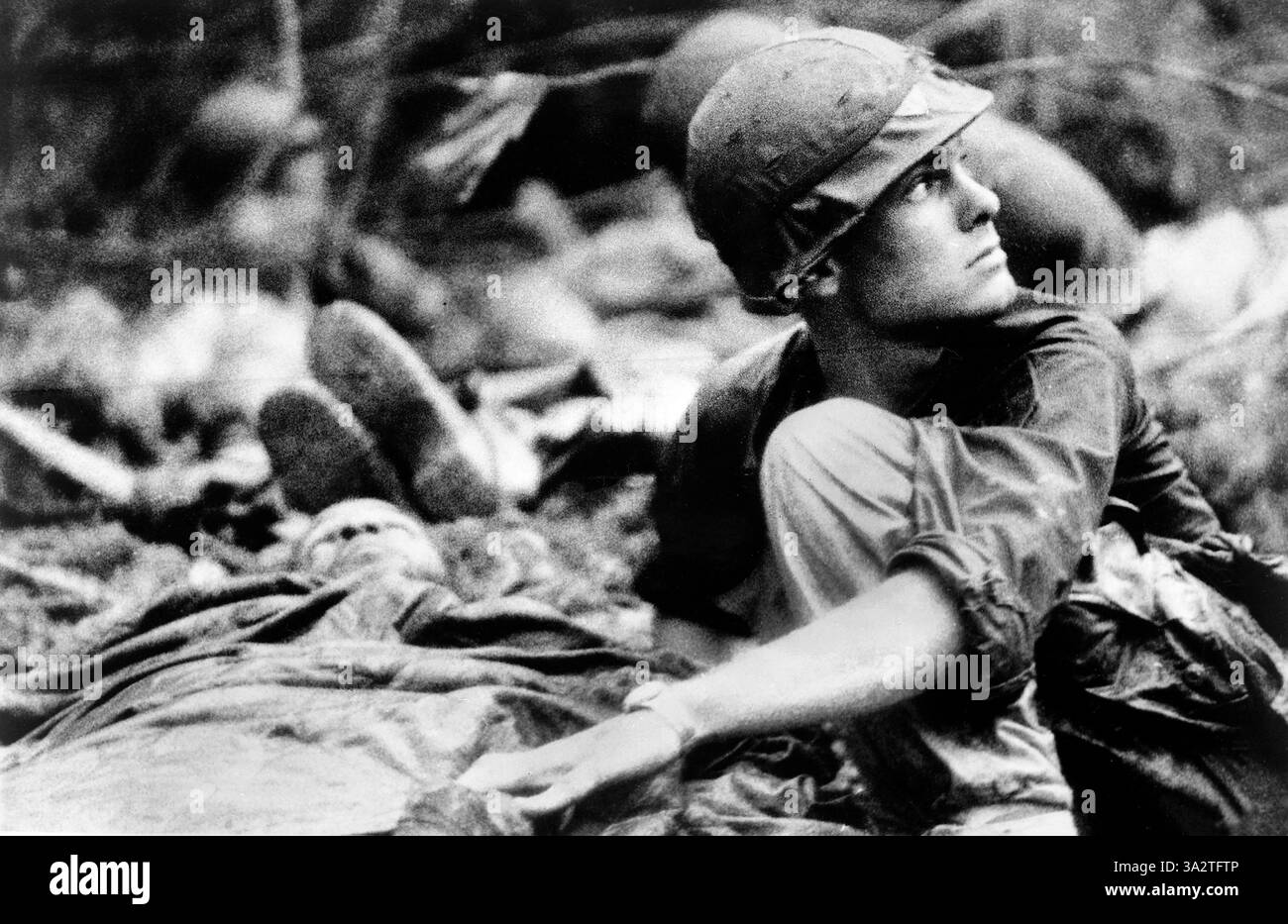 Operazione 'Billings' Medic del 1st Battalion, 16th Infantry, 1st Infantry Division, alla ricerca di un elicottero Medevac per evacuare il soldato ferito, in seguito all'attacco aereo a LZ Rufe, Phước Vĩnh, Vietnam del Sud, U.S. Army Signal Corps, 15 giugno 1967 Foto Stock